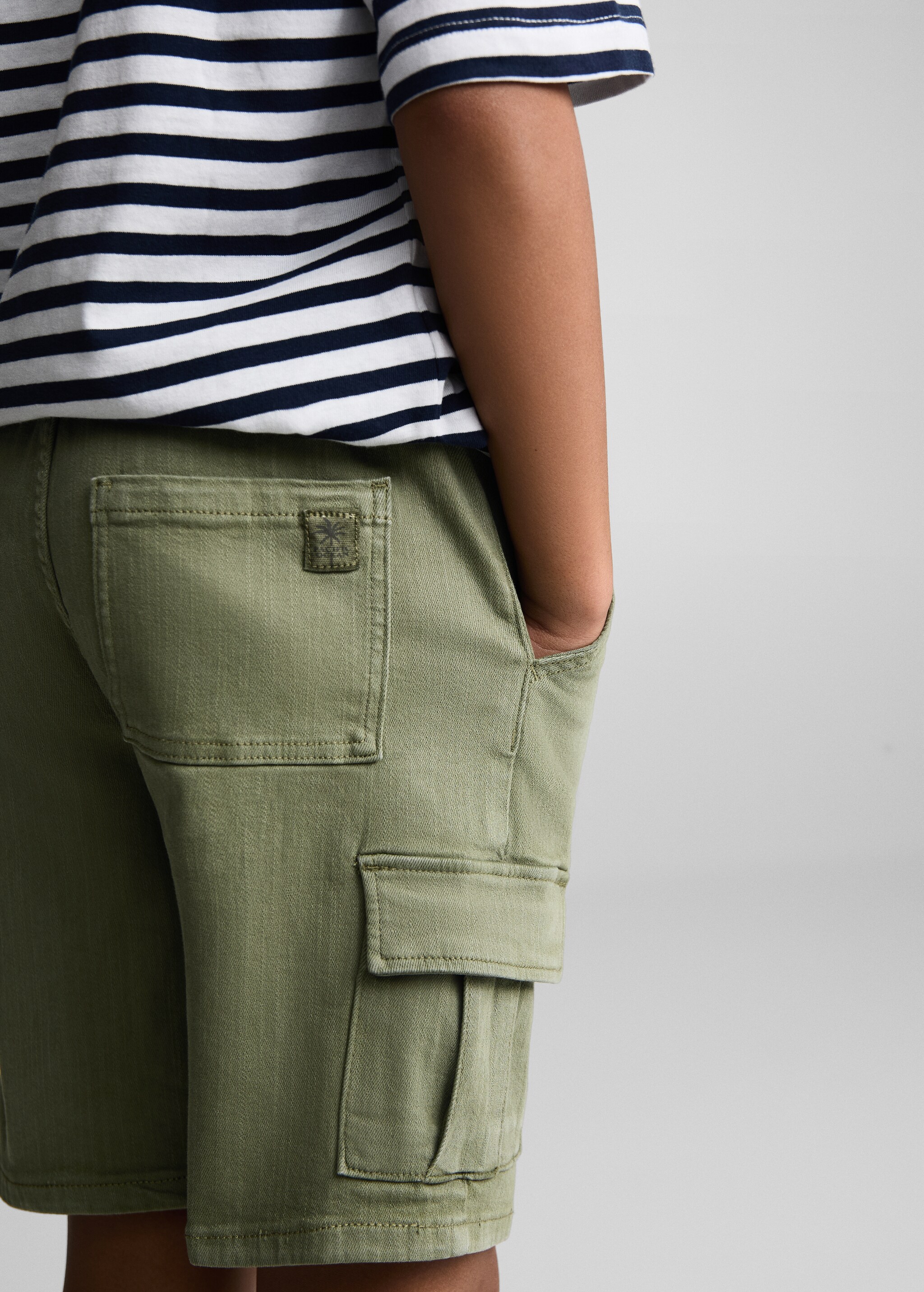 Cargo pockets Bermuda shorts - Details of the article 6