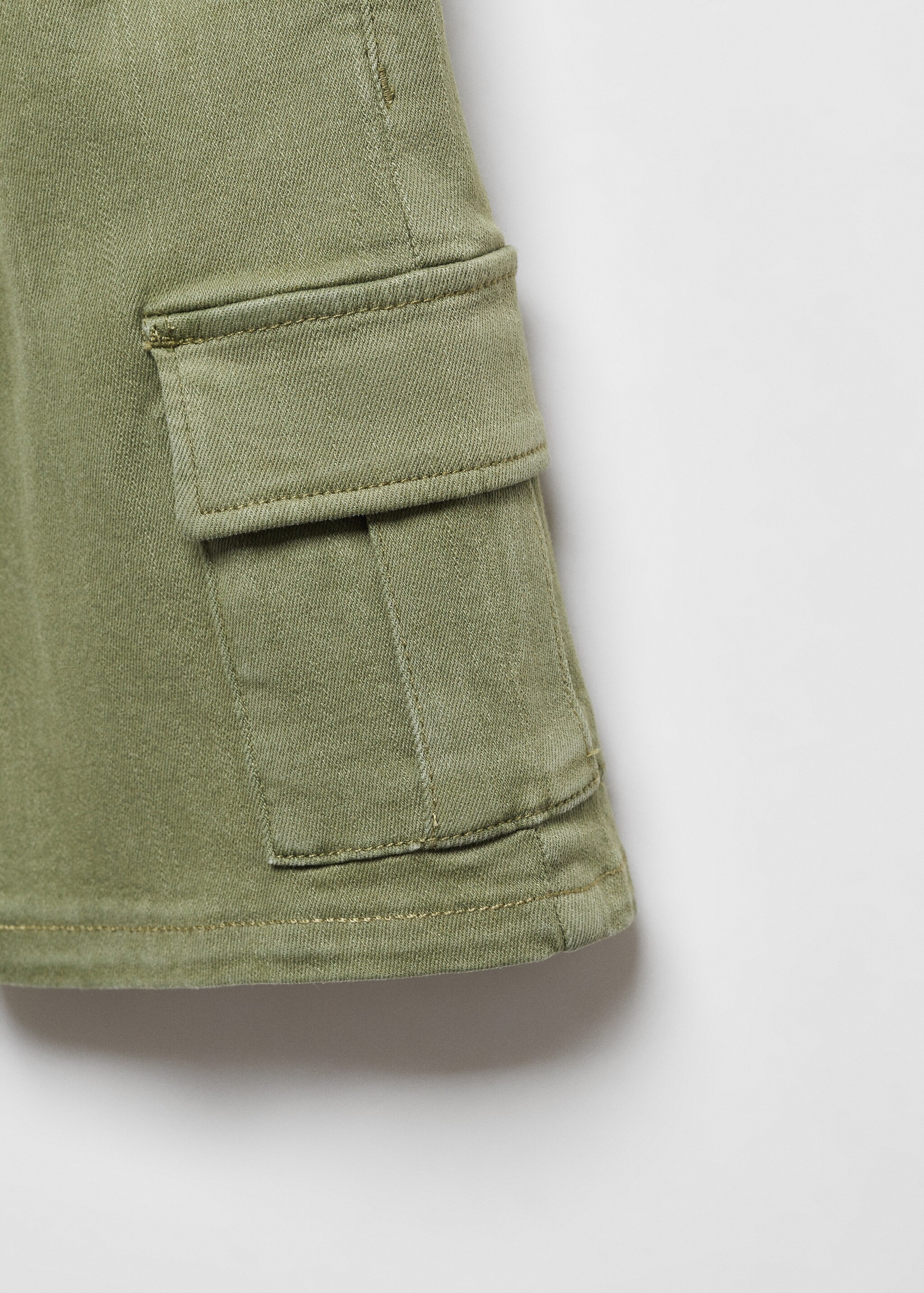 Cargo pockets Bermuda shorts - Details of the article 8
