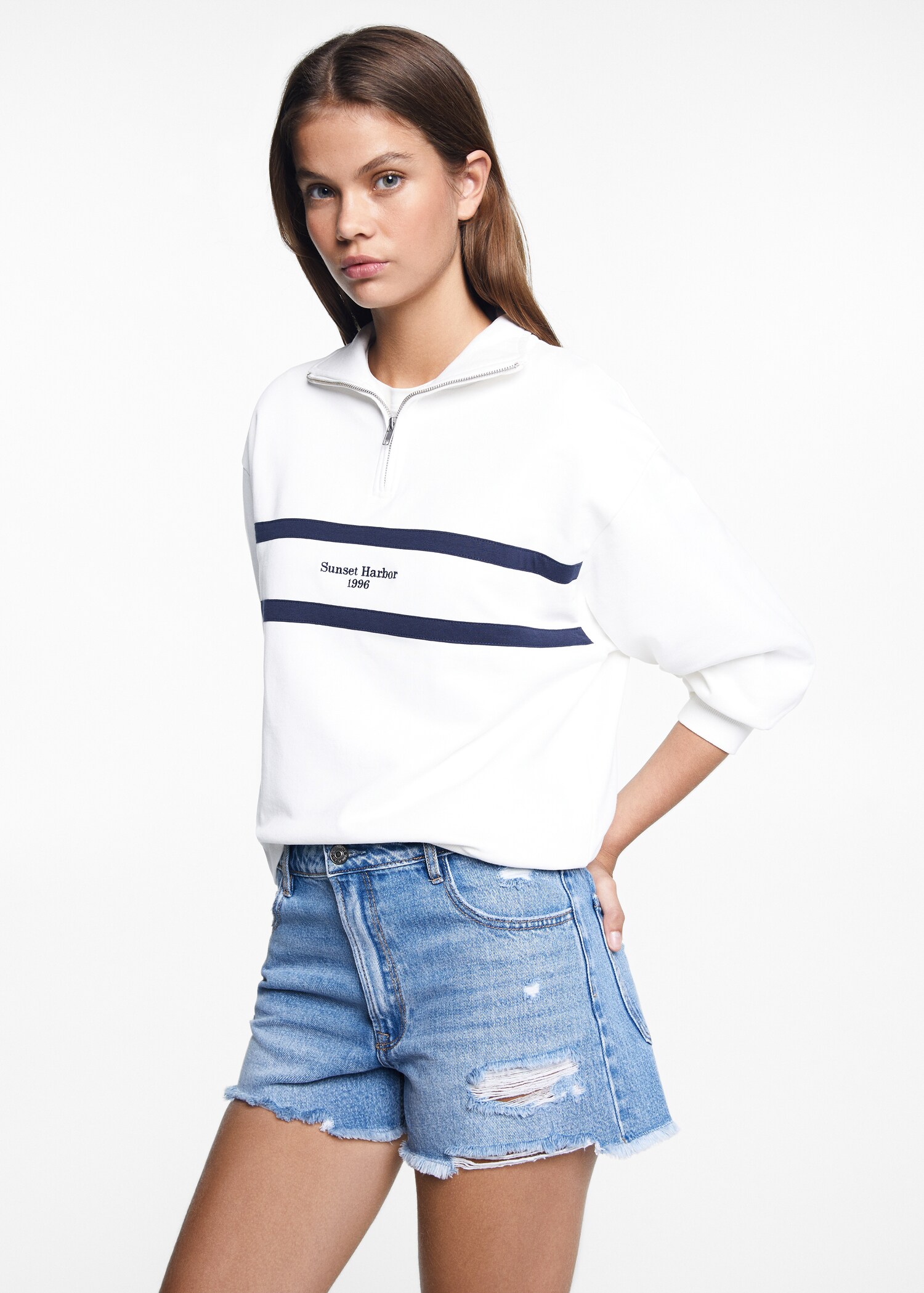 Short jean déchiré - Plan moyen
