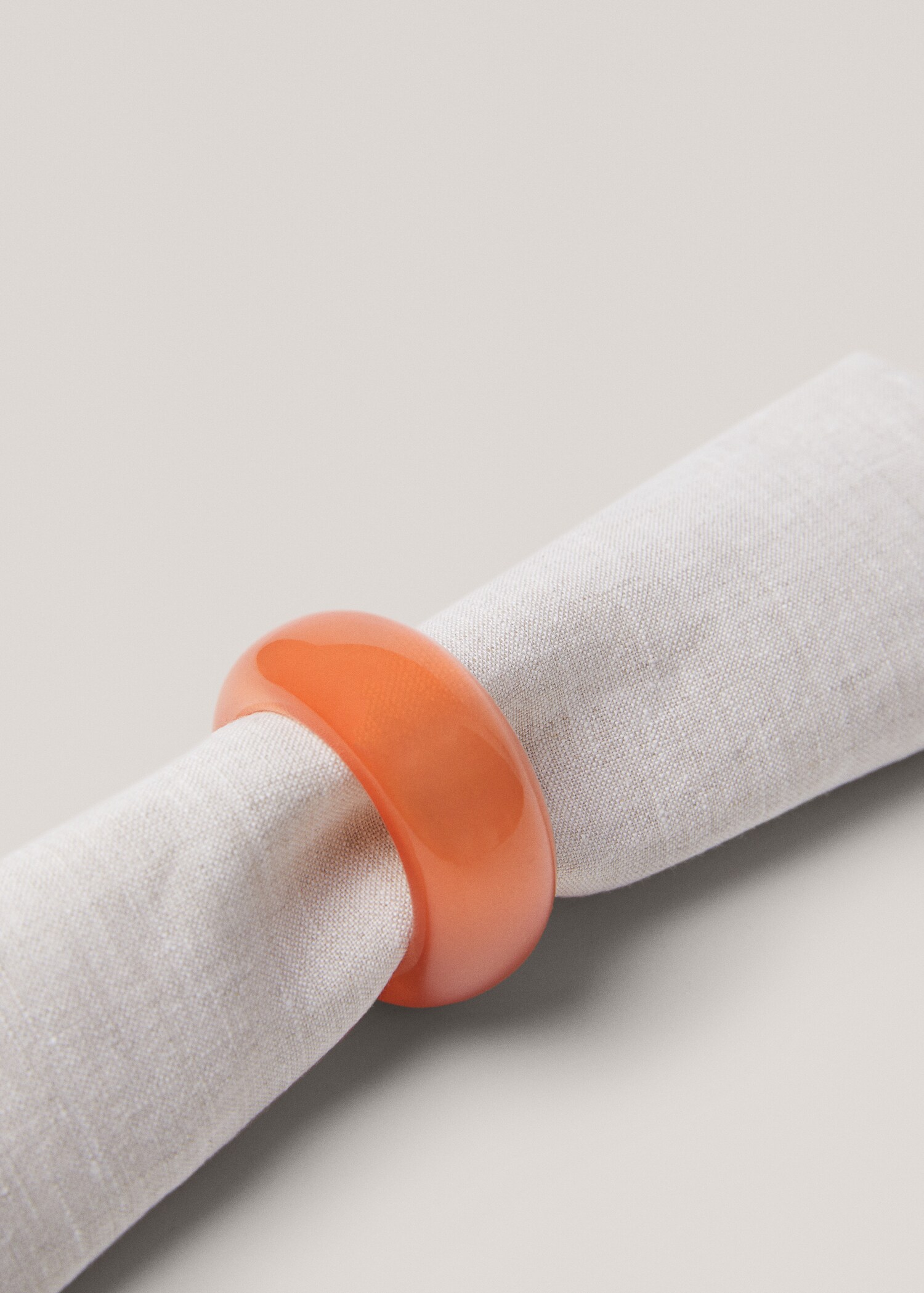 Pack of 4 coloured napkin rings - Details of the article 2