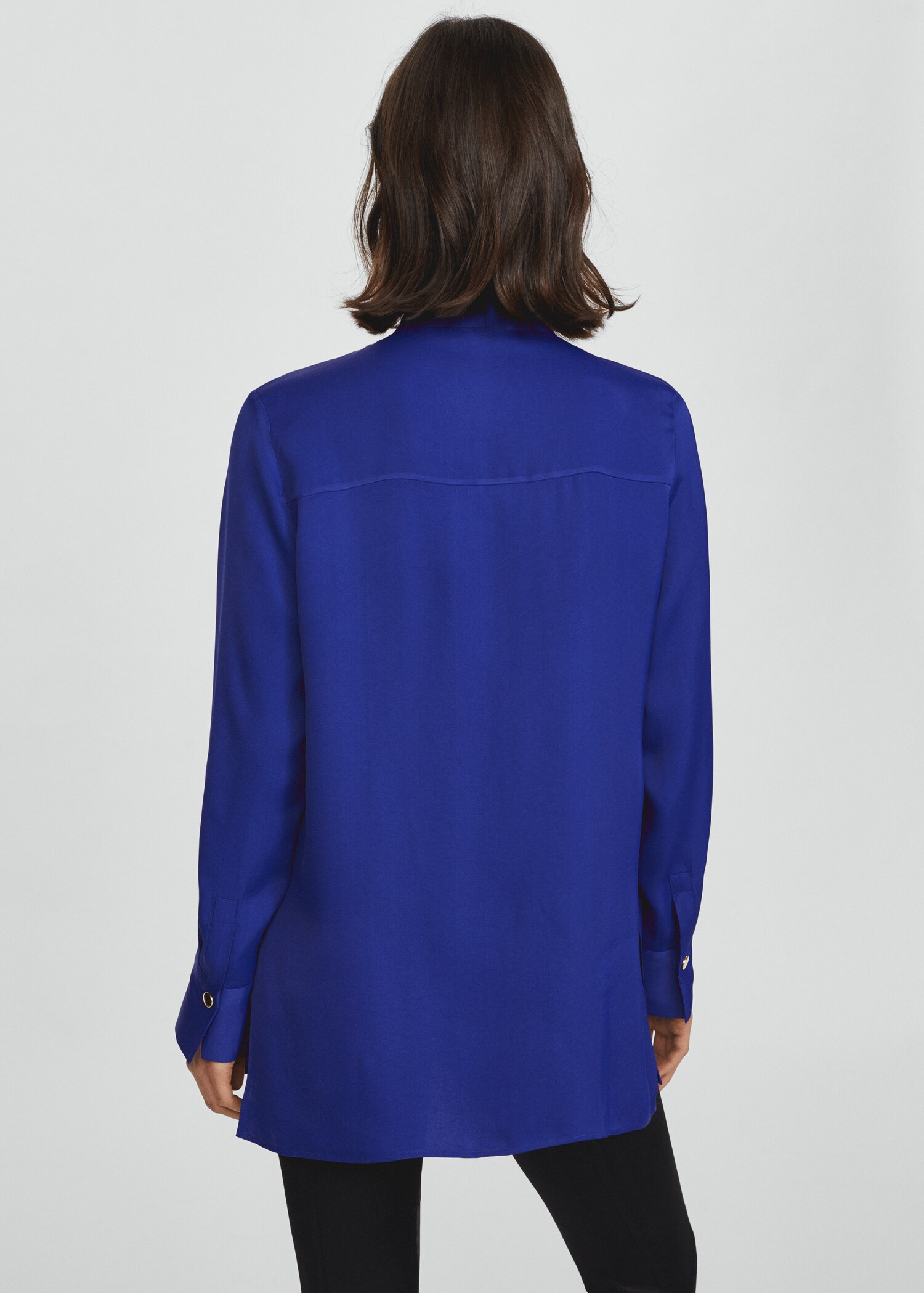 Blouse satinée ras-de-cou fleur - Verso de l’article
