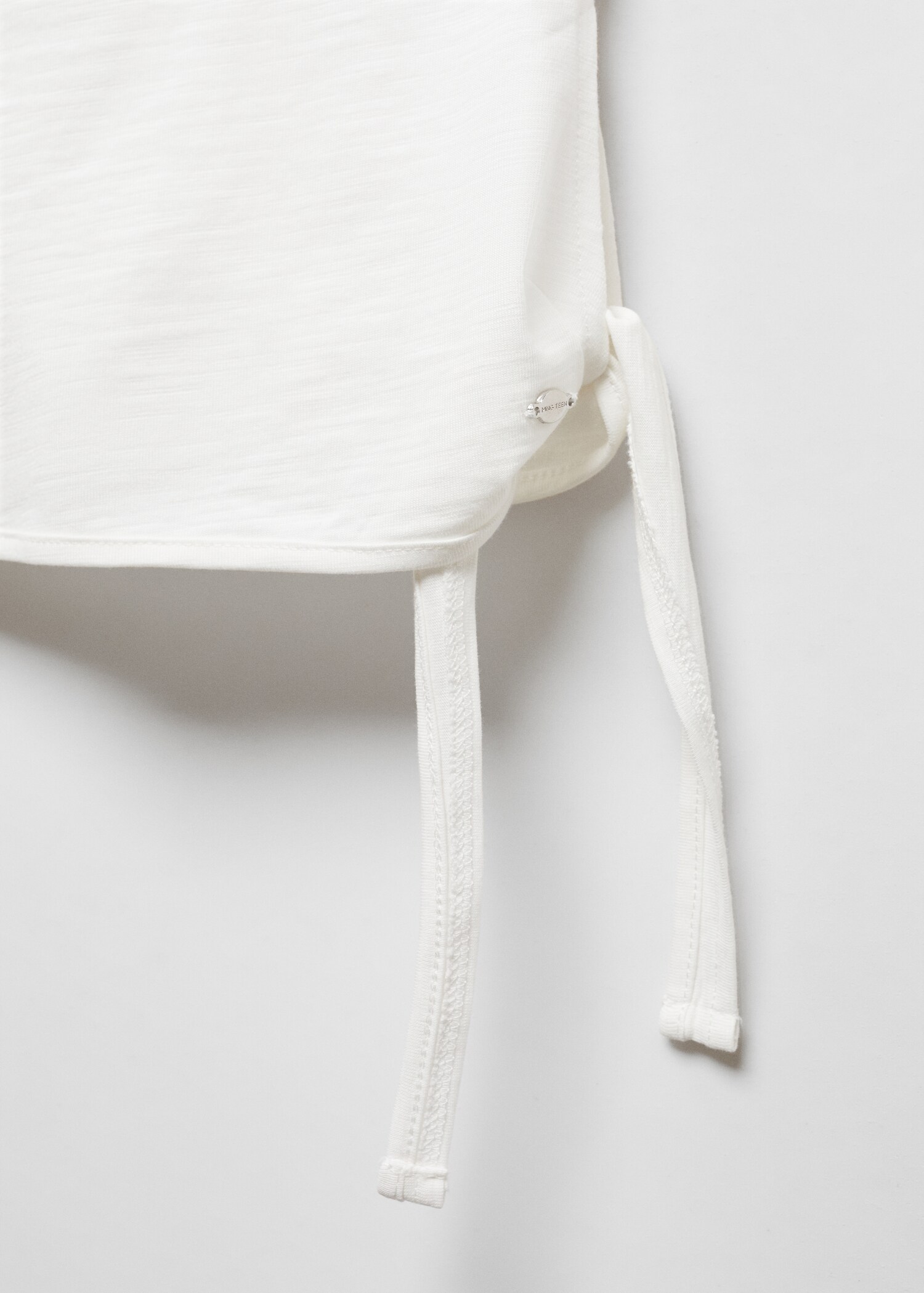 Asymmetrisches T-Shirt mit Schleife - Detail des Artikels 8