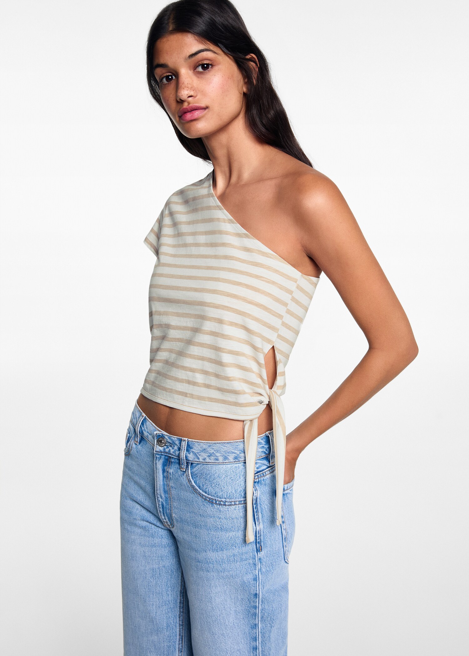 Asymmetrisches T-Shirt mit Schleife - Mittlere Ansicht