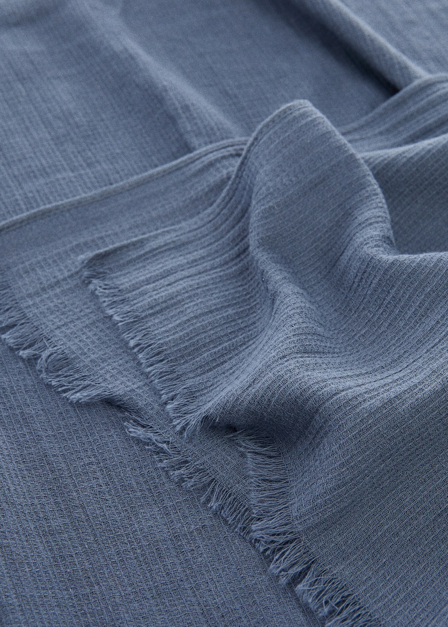 Frayed edge scarf - Середній план