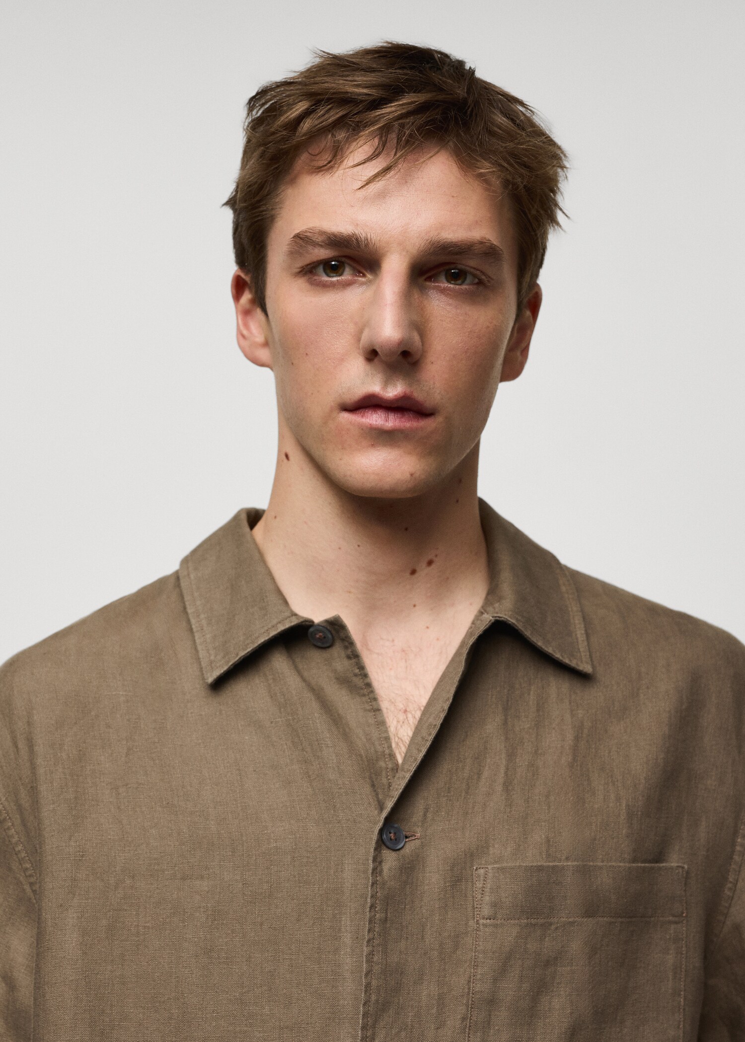 Regular-fit 100% linen shirt with pocket - Details of the article 1