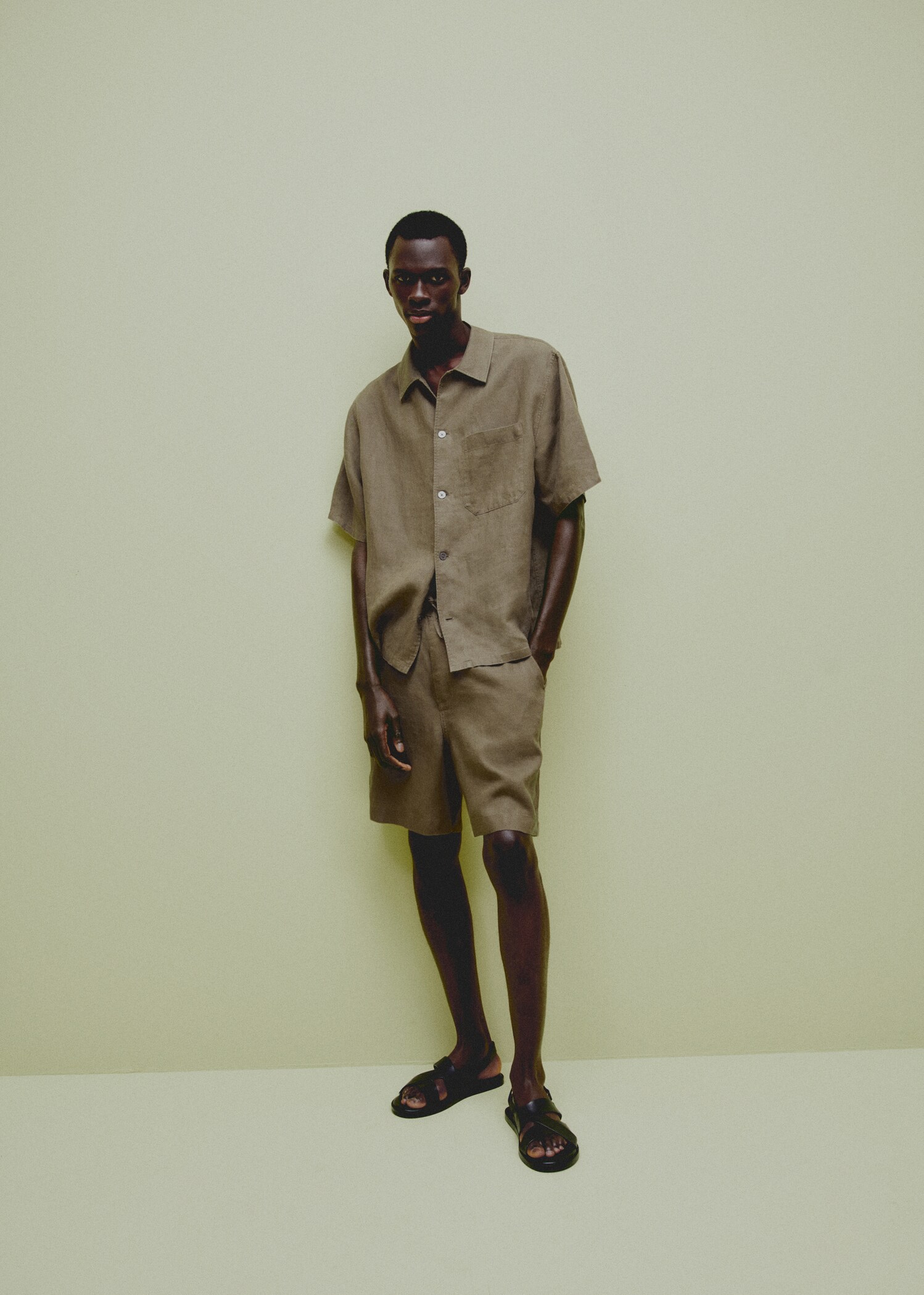 Regular-fit 100% linen shirt with pocket - Details of the article 5