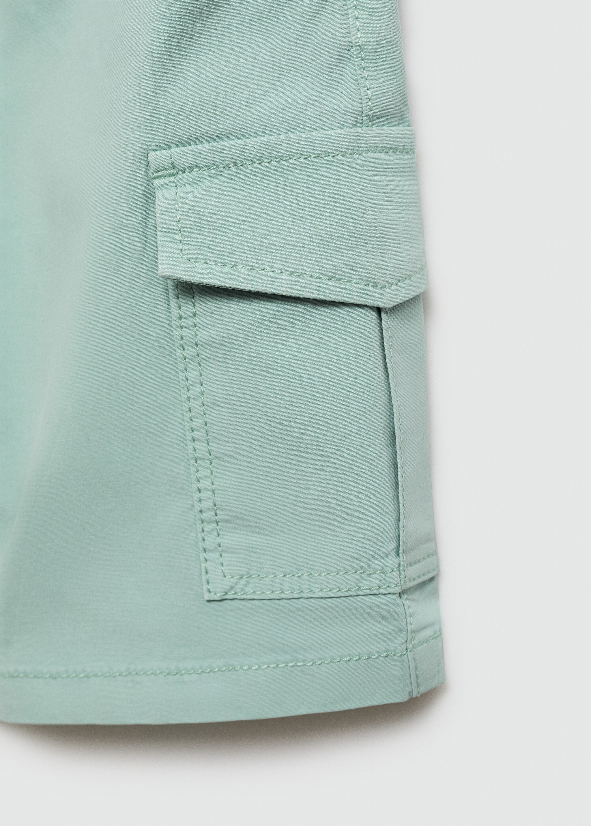 Cargo pockets Bermuda shorts - Details of the article 8