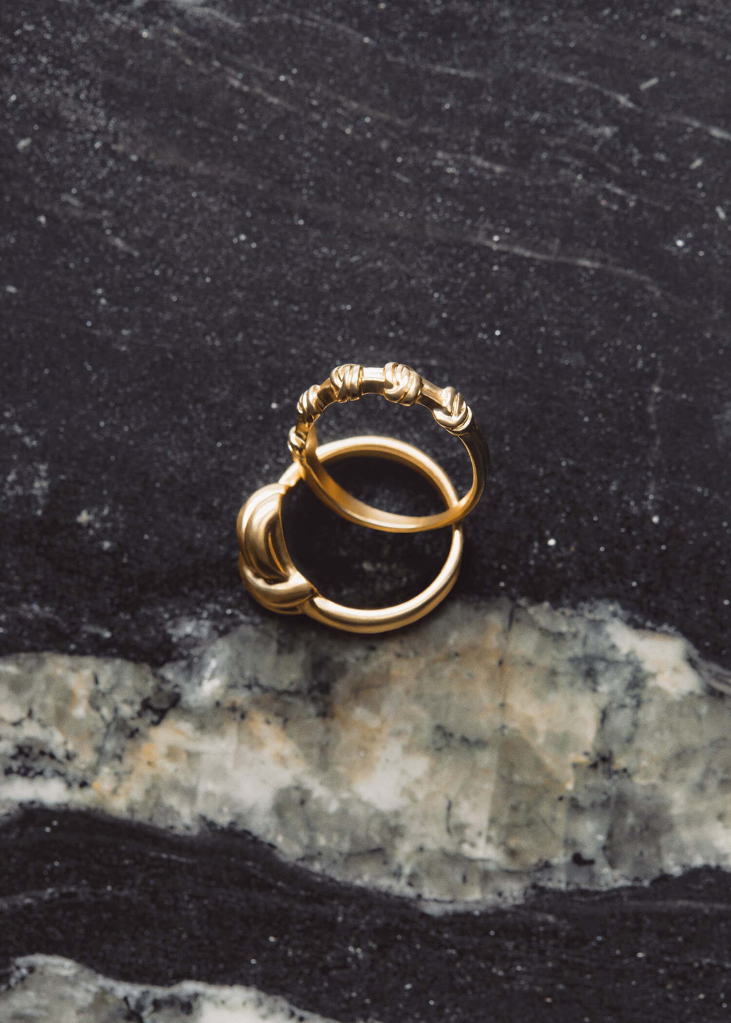 Set of interlocking rings