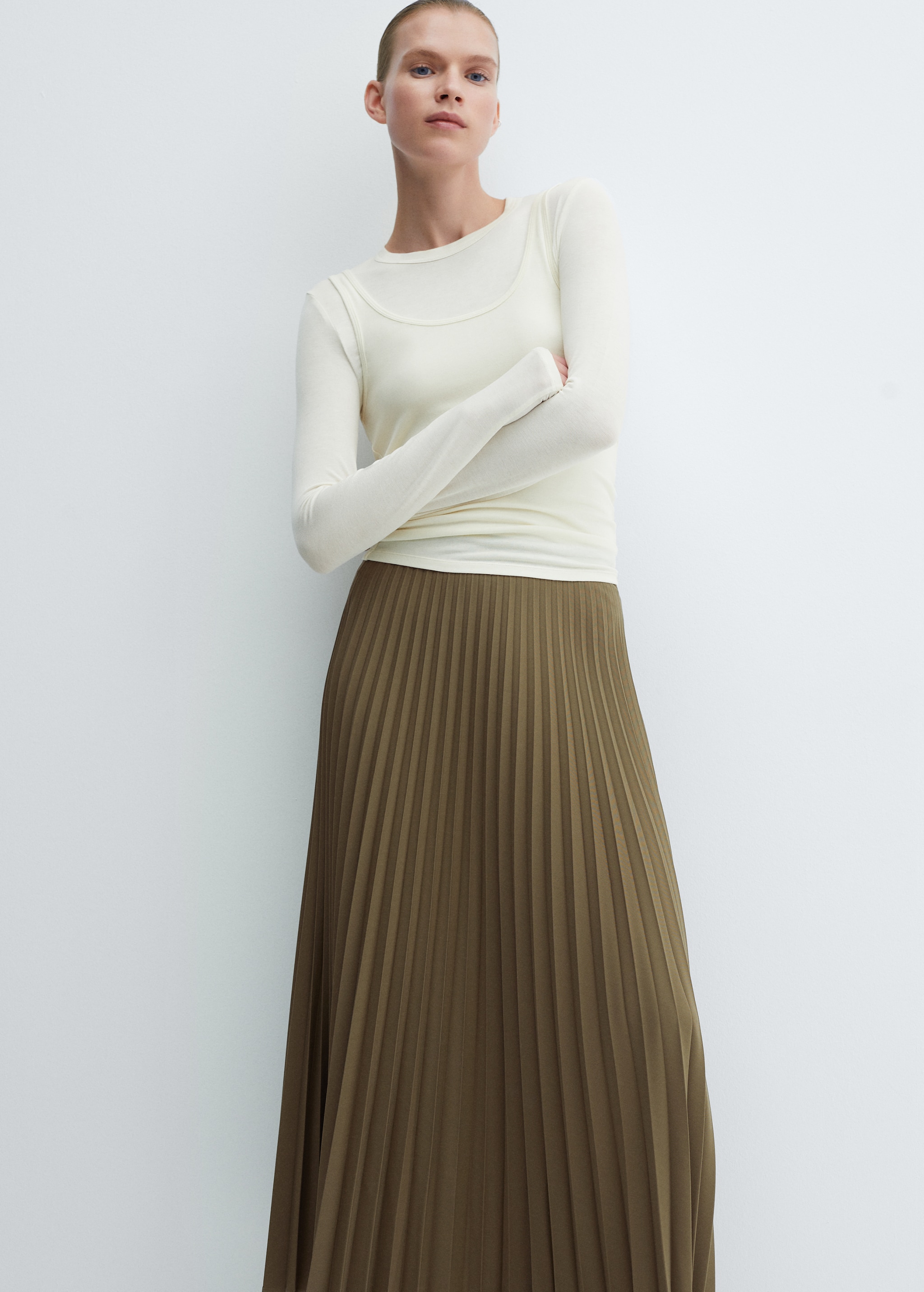 Pleated long skirt