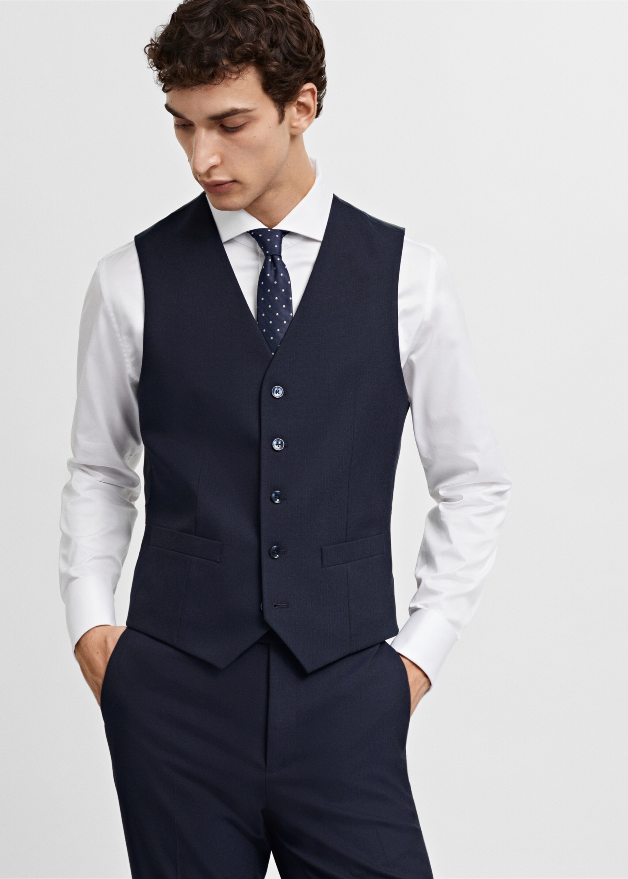 Костюмный жилет slim fit - Средний план