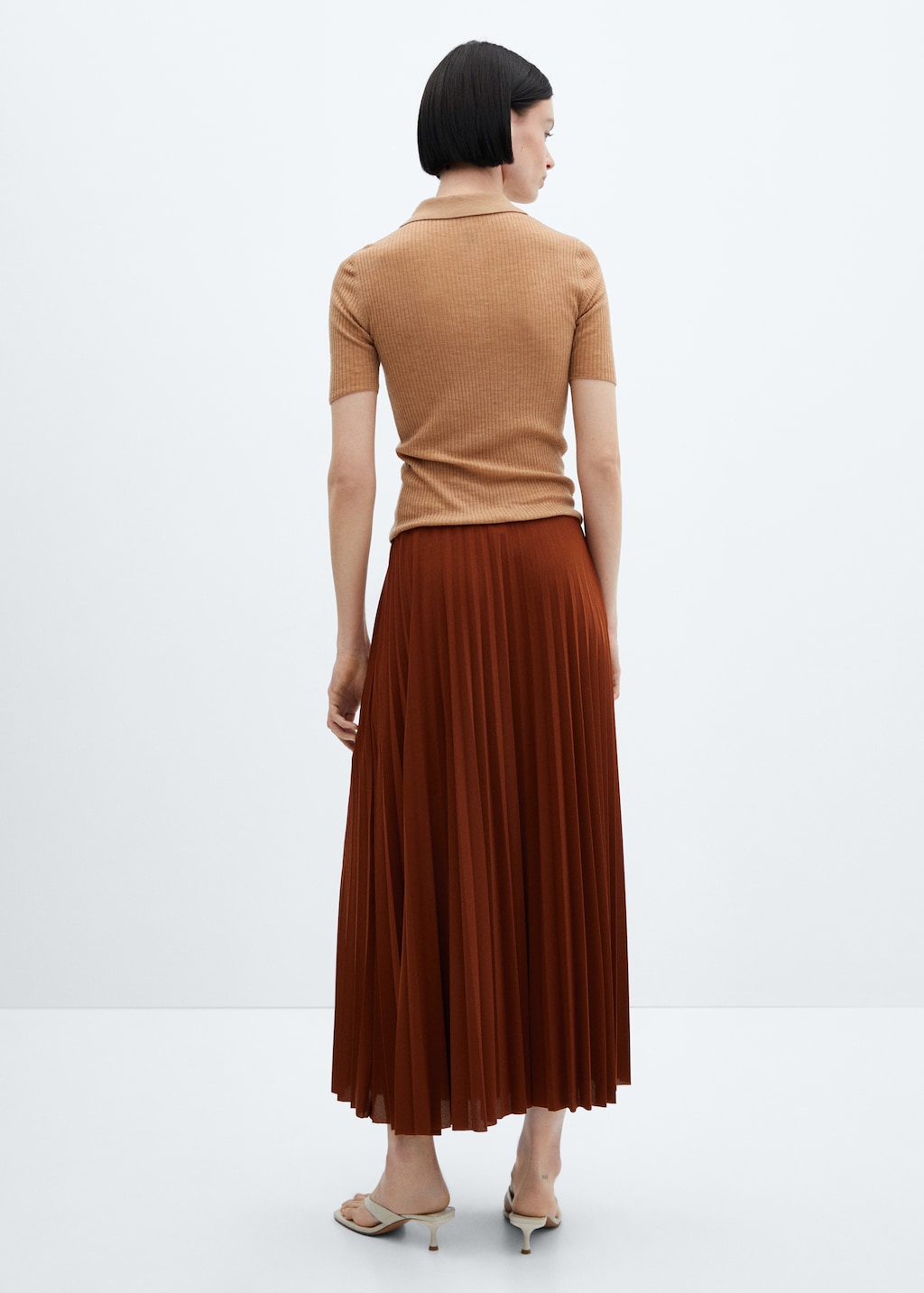 Pleated long skirt