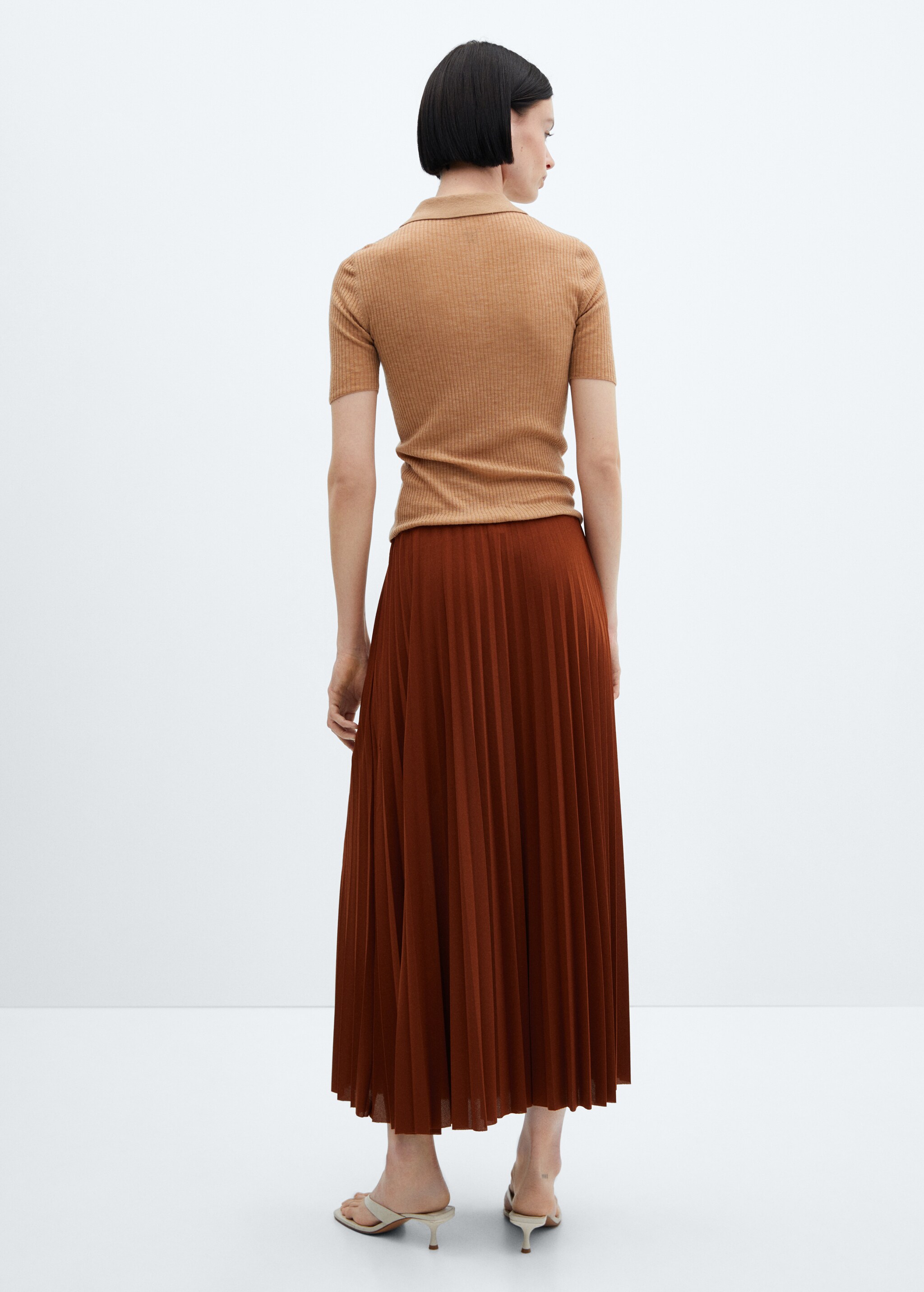 Pleated long skirt - Reverse of the article