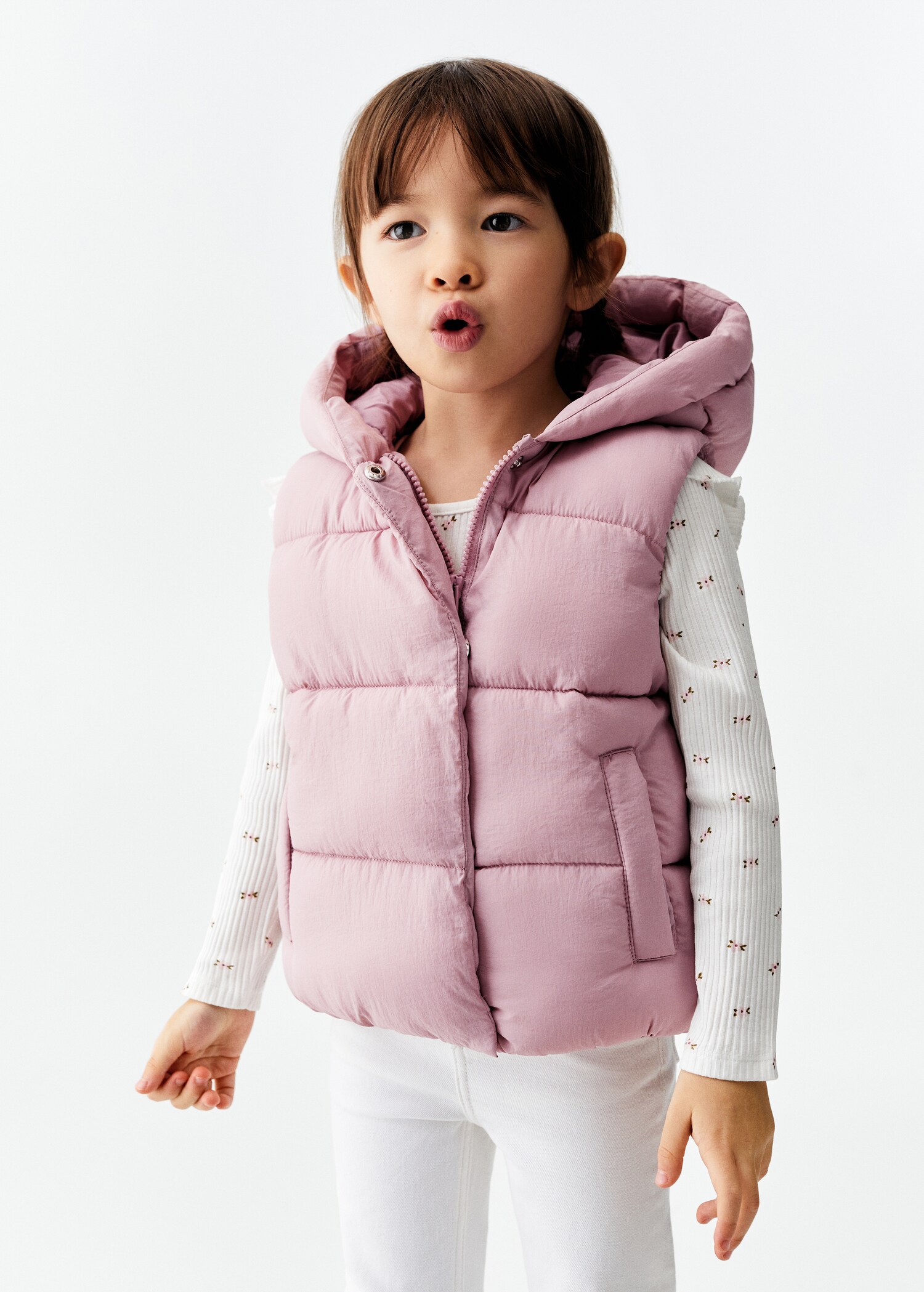 Gilet matelassé à capuche - Plan moyen