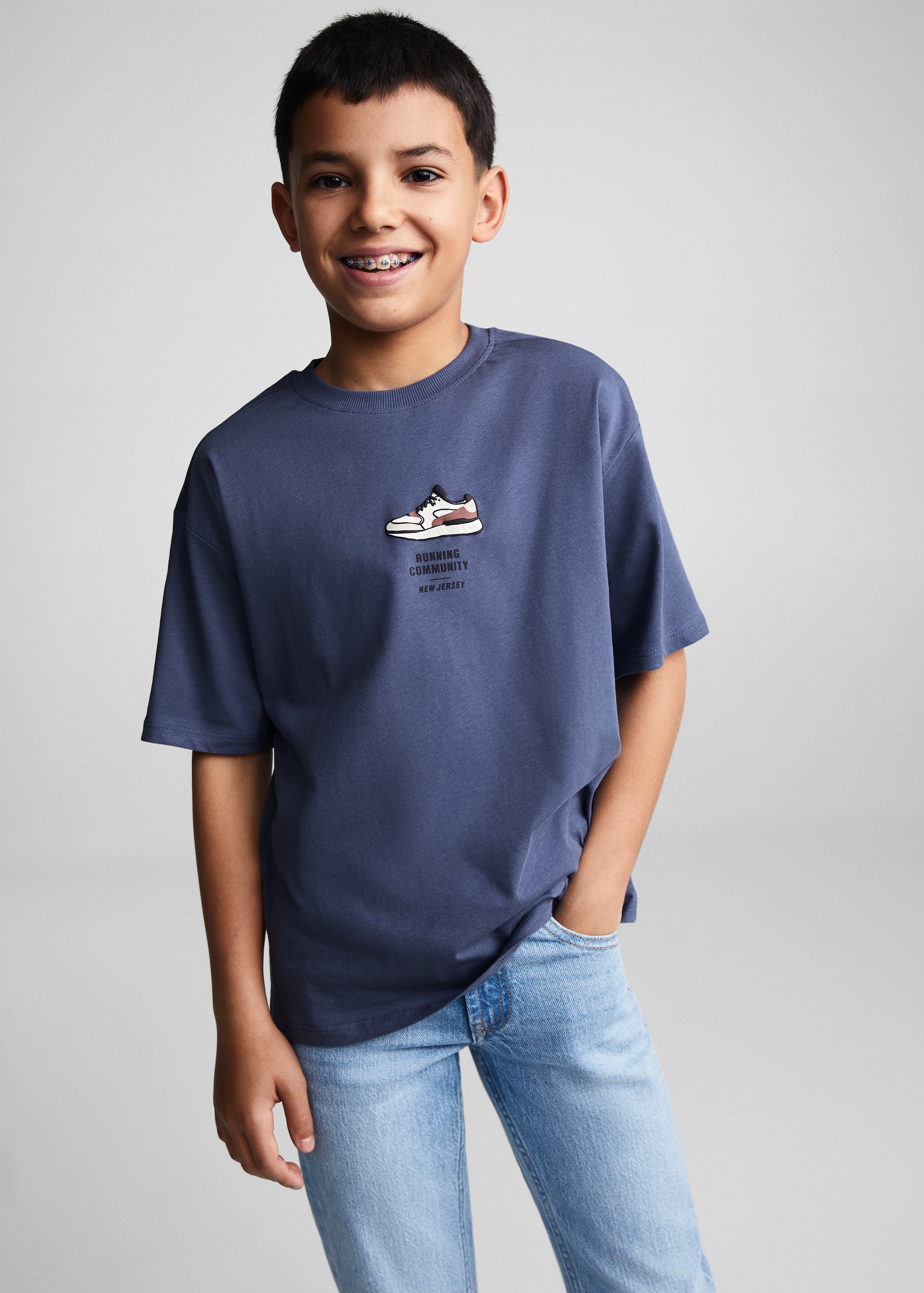 Хлопковая футболка с надписью - Средний план