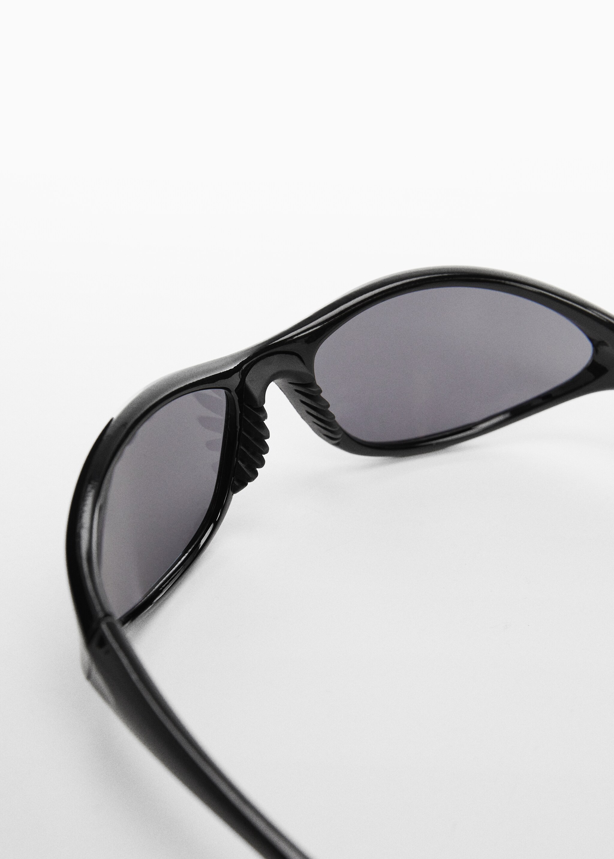Солнцезащитные очки в изогнутой оправе - Деталь изделия 1