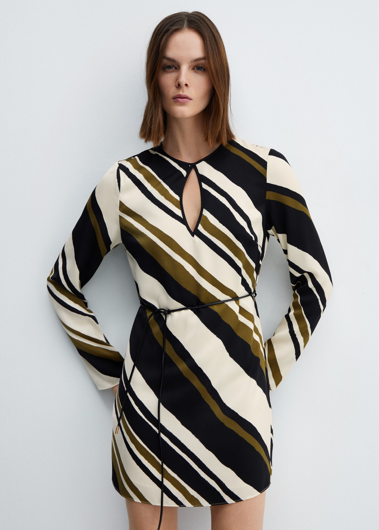 Robe à rayures avec ceinture - Plan moyen