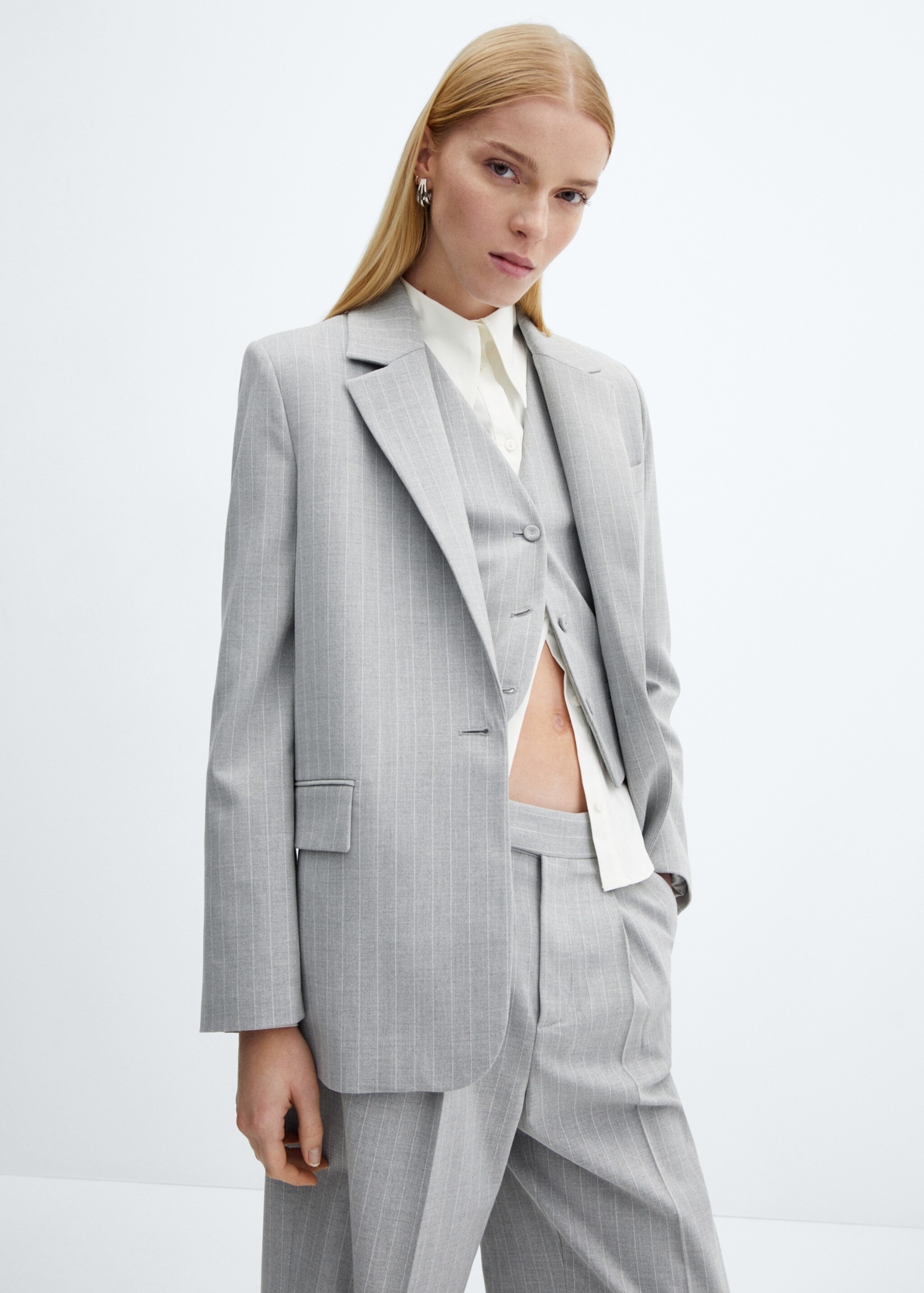 Americana traje raya diplomática - Plano medio