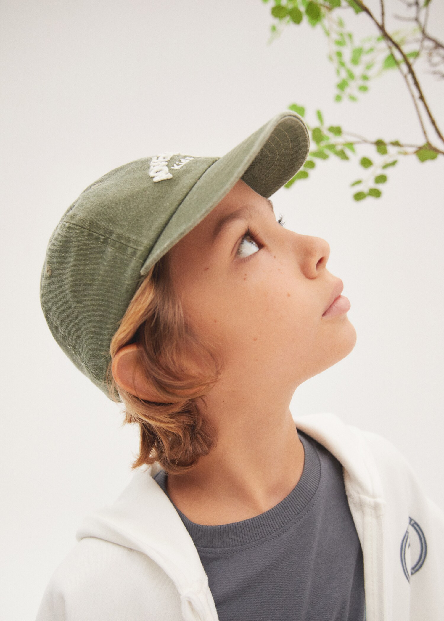 Cap with embroidered letter  - Details of the article 5