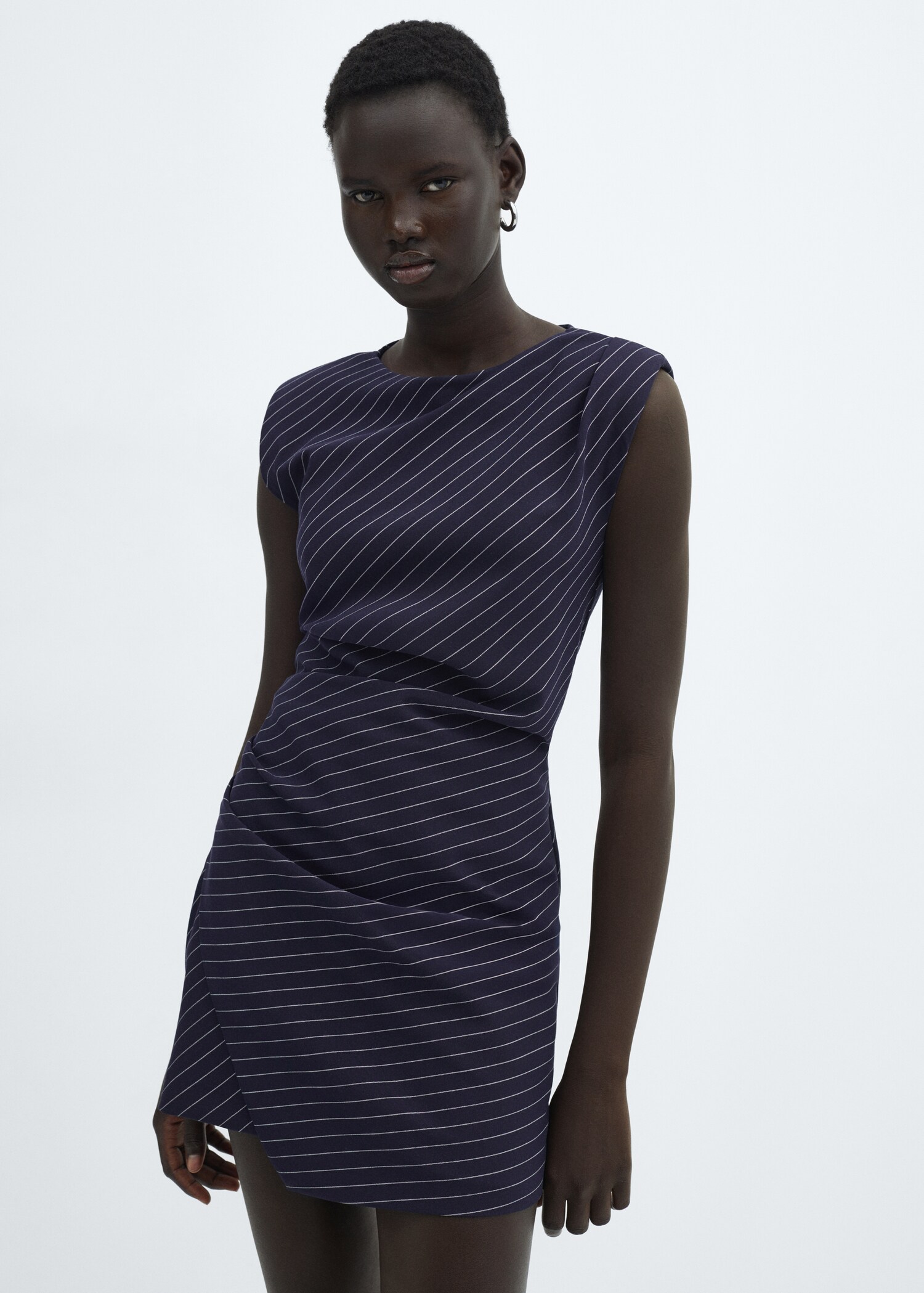 Robe courte fines rayures - Plan moyen