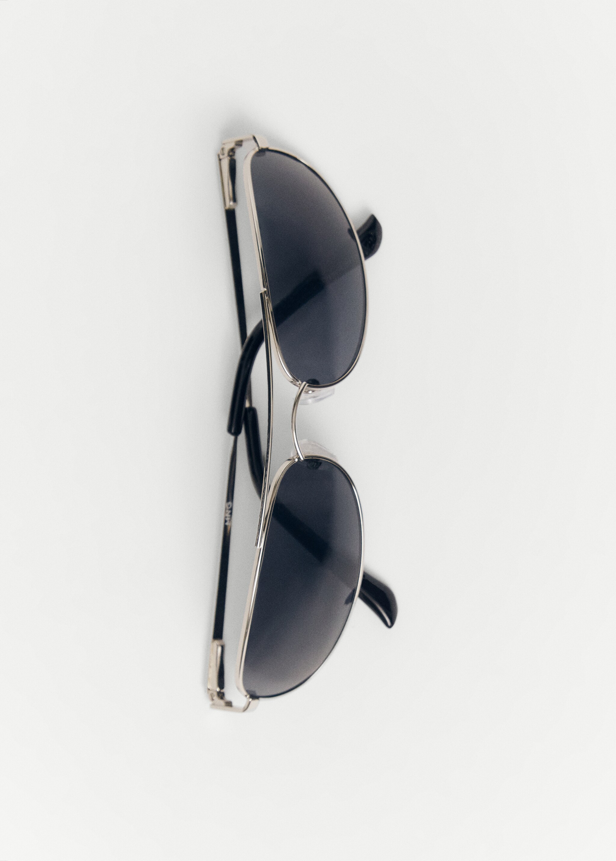 Солнцезащитные очки в металлической оправе - Деталь изделия 3