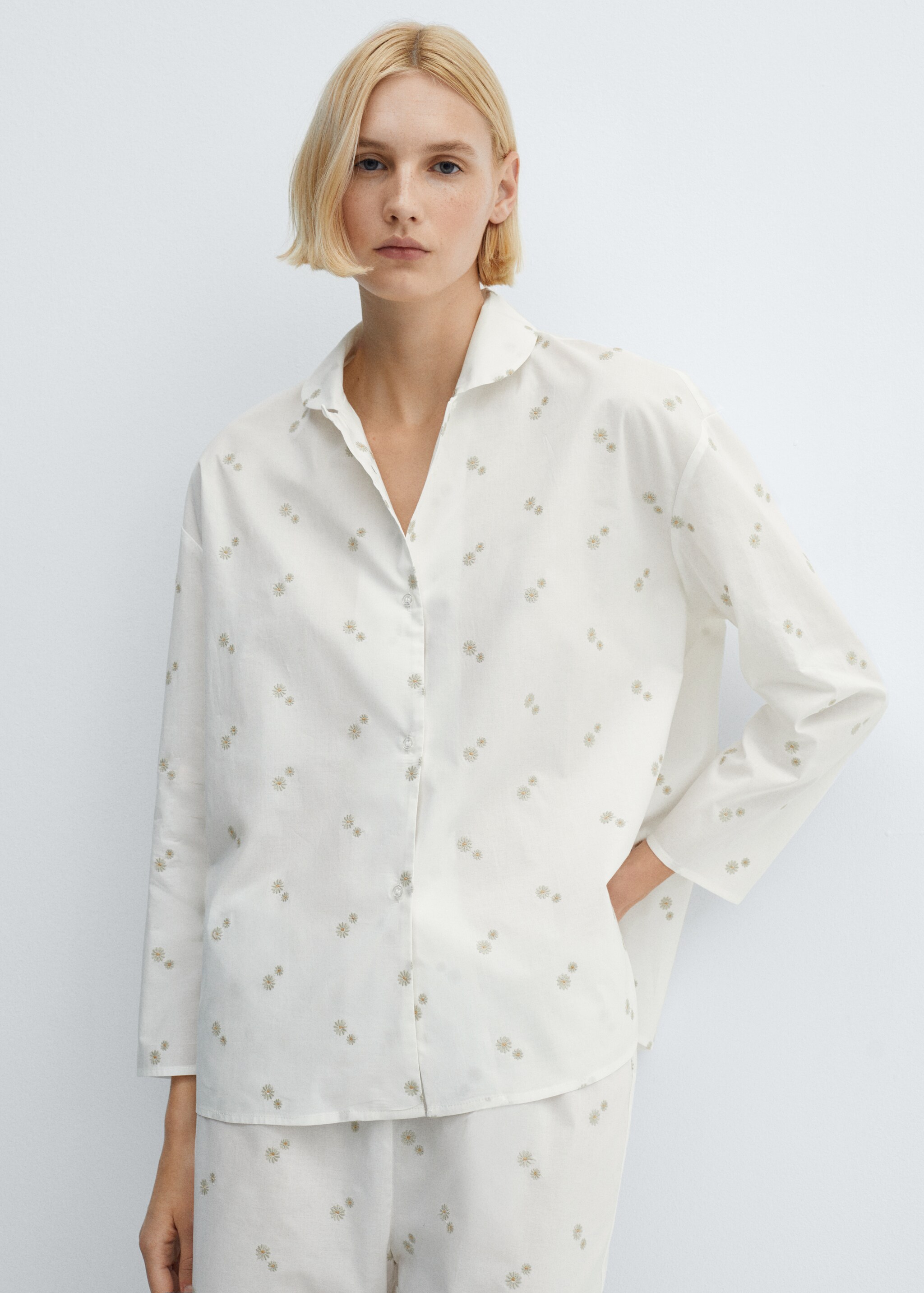 Пижамная рубашка из хлопка с цветочной вышивкой - Средний план