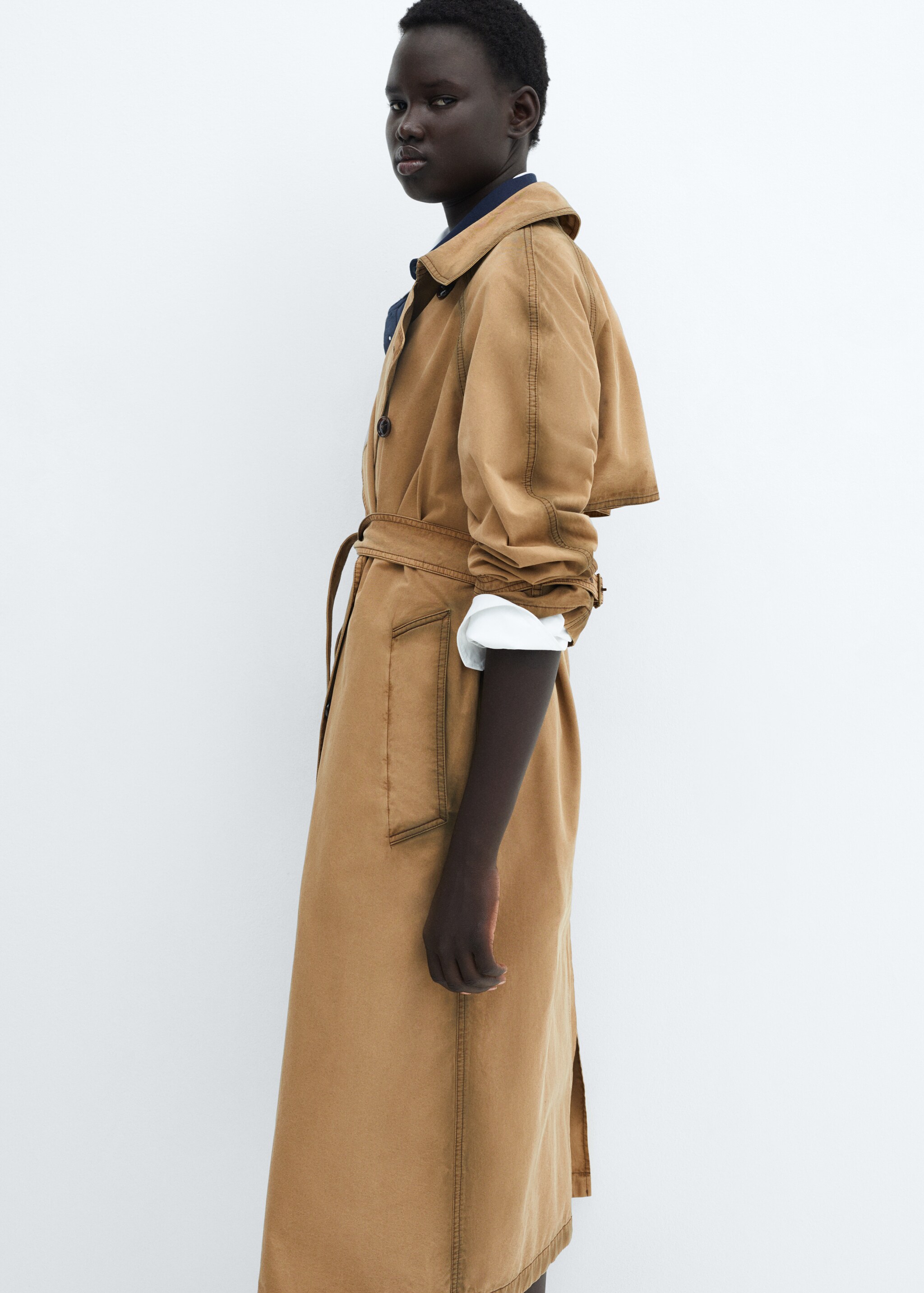 Trench worn effect - Details of the article 2