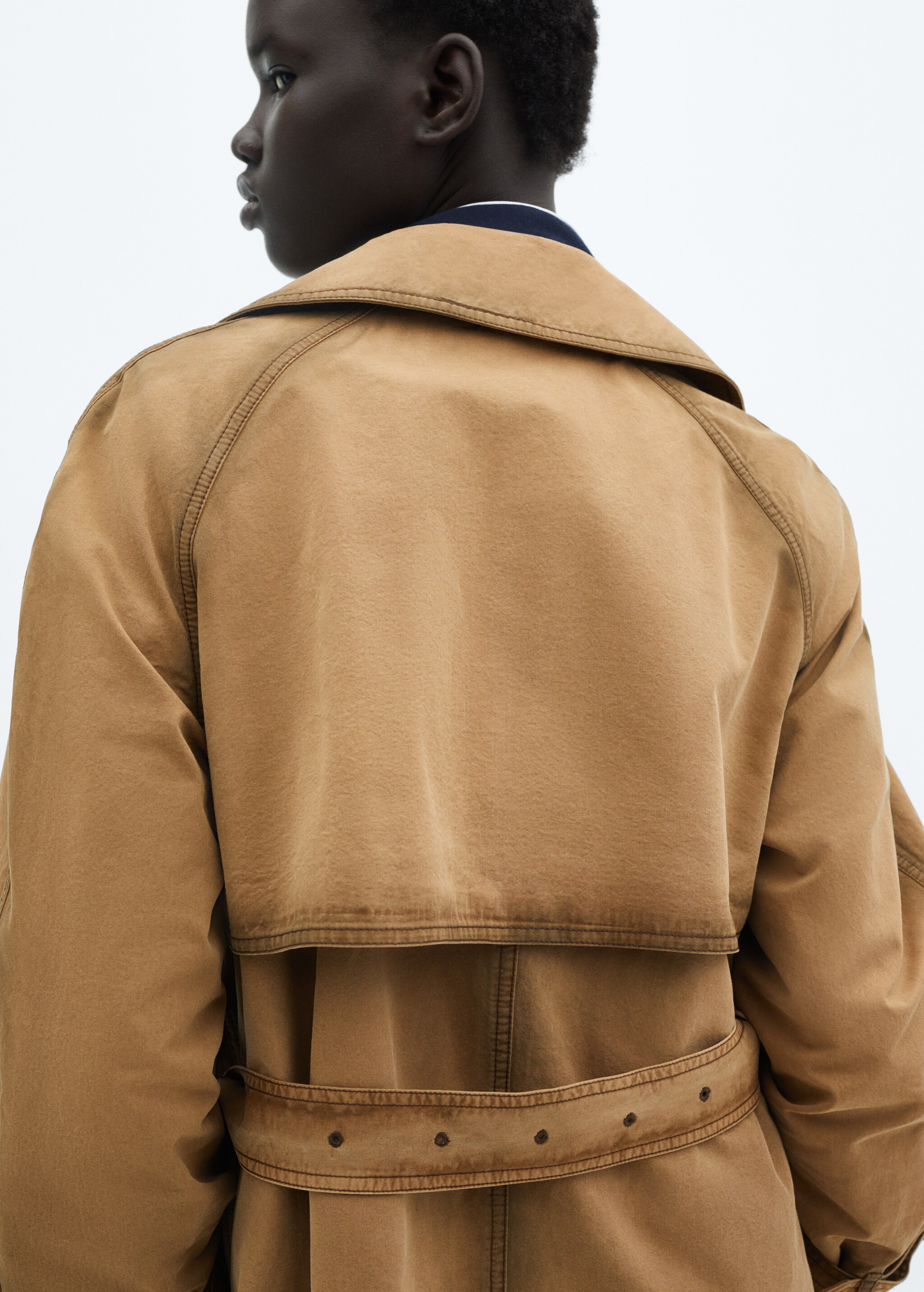 Trench worn effect - Details of the article 4