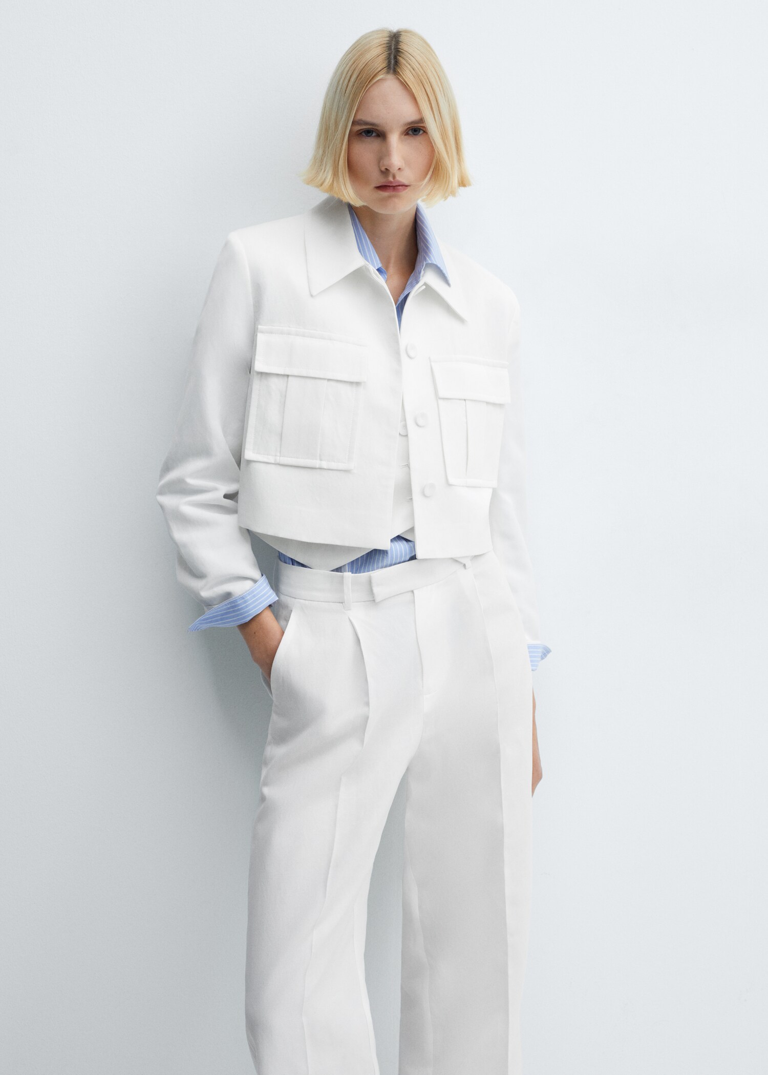 Chaqueta crop traje bolsillos - Plano medio