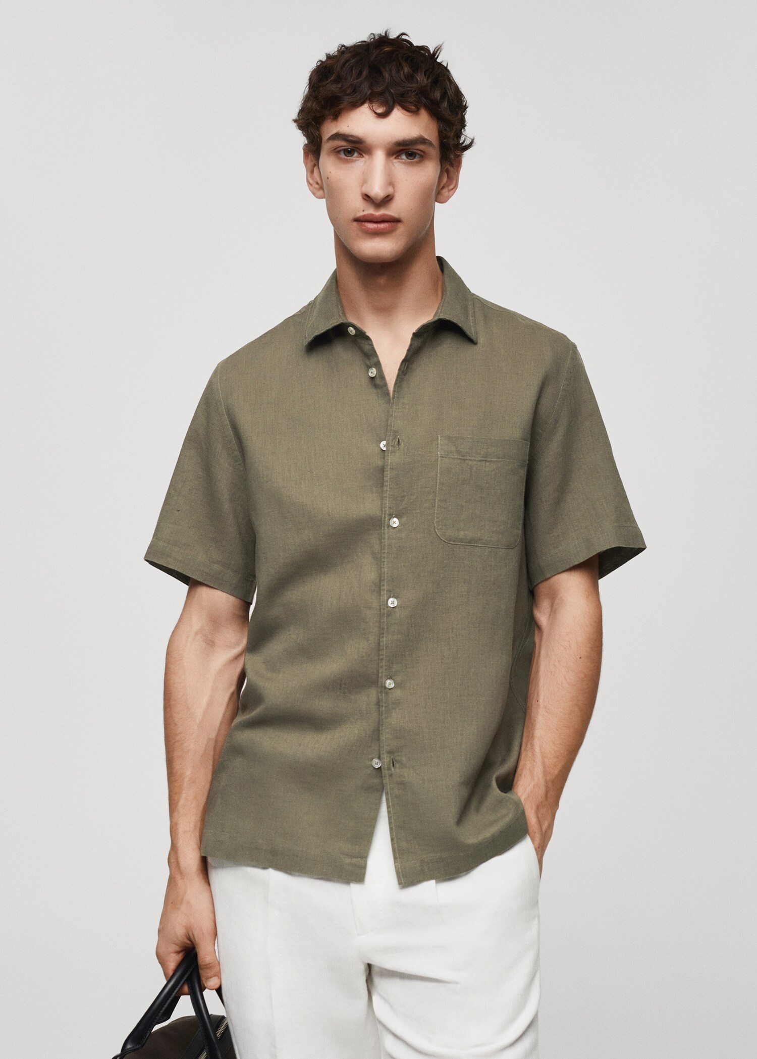 Camisa regular fit lino bolsillo - Plano medio