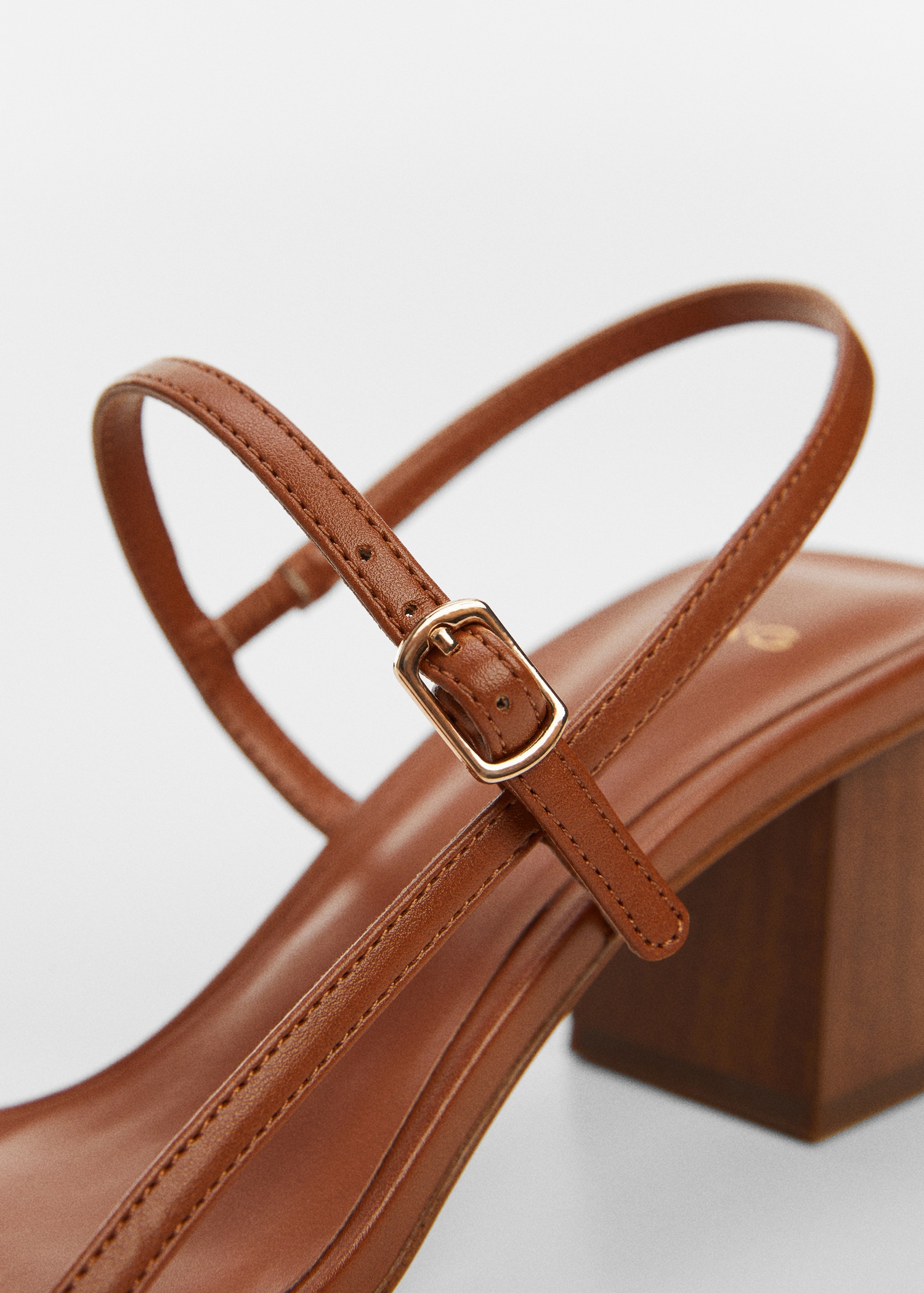 Casual Outfits with Brown Heeled Sandals