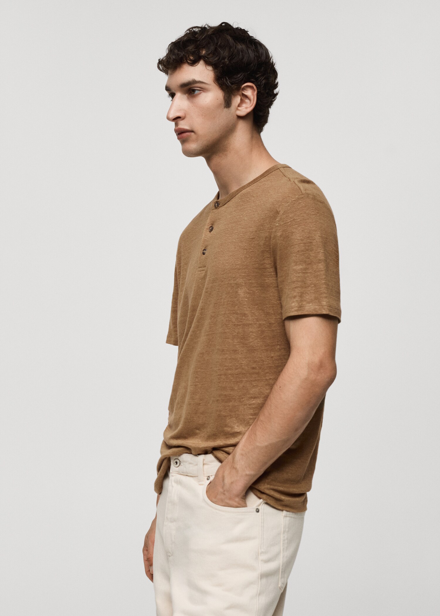 Slim-fit 100% linen t-shirt - Details of the article 2