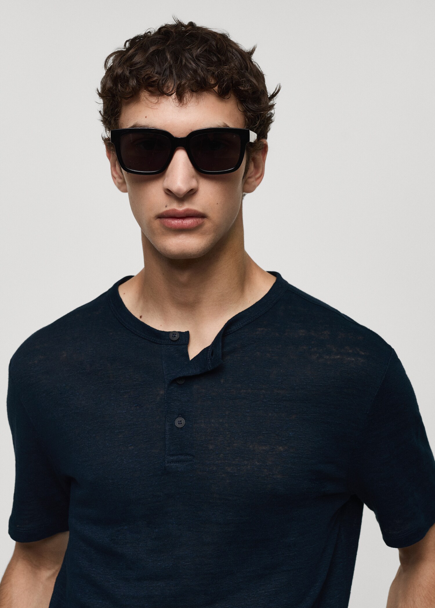 T-shirt slim fit de 100% linho - Pormenor do artigo 1