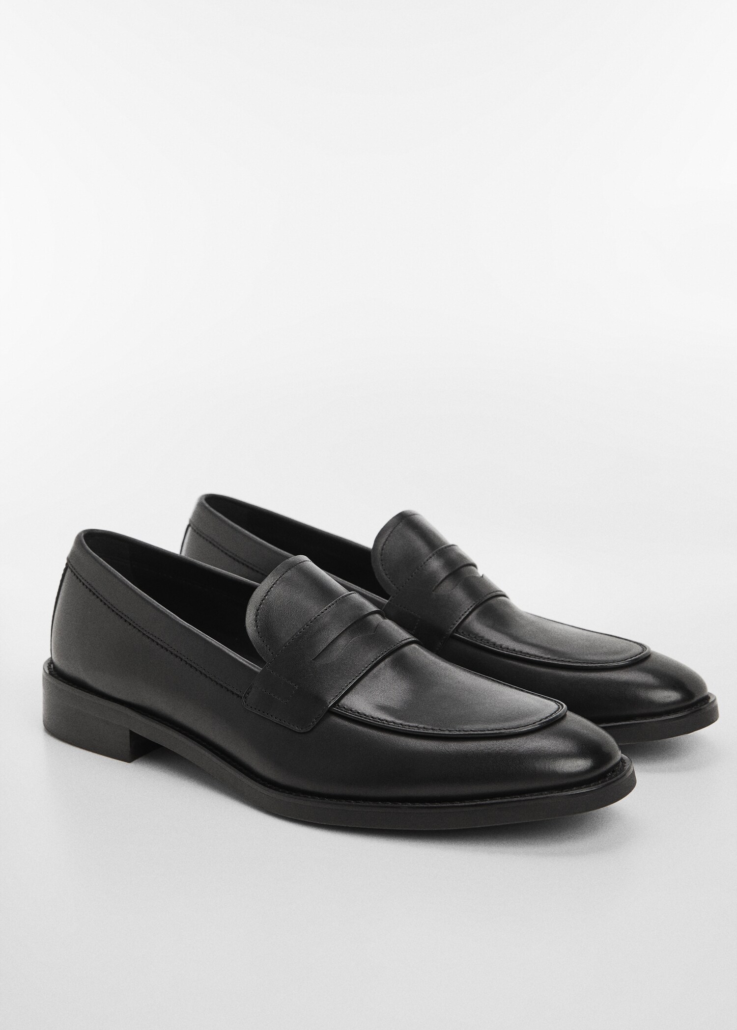 Mocassins découpe cuir effet patiné - Plan moyen