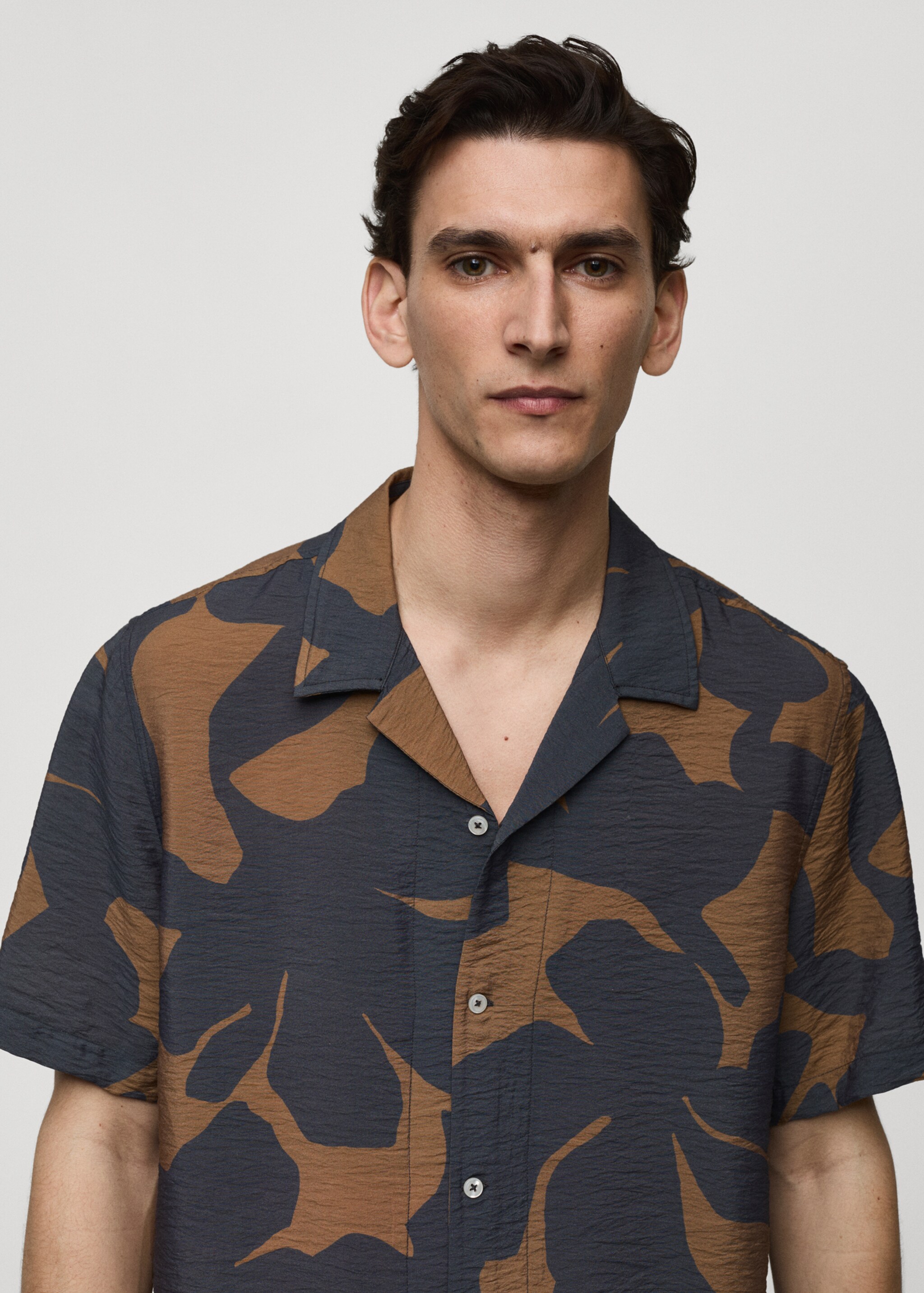 Regular-fit textured printed shirt - Details of the article 1