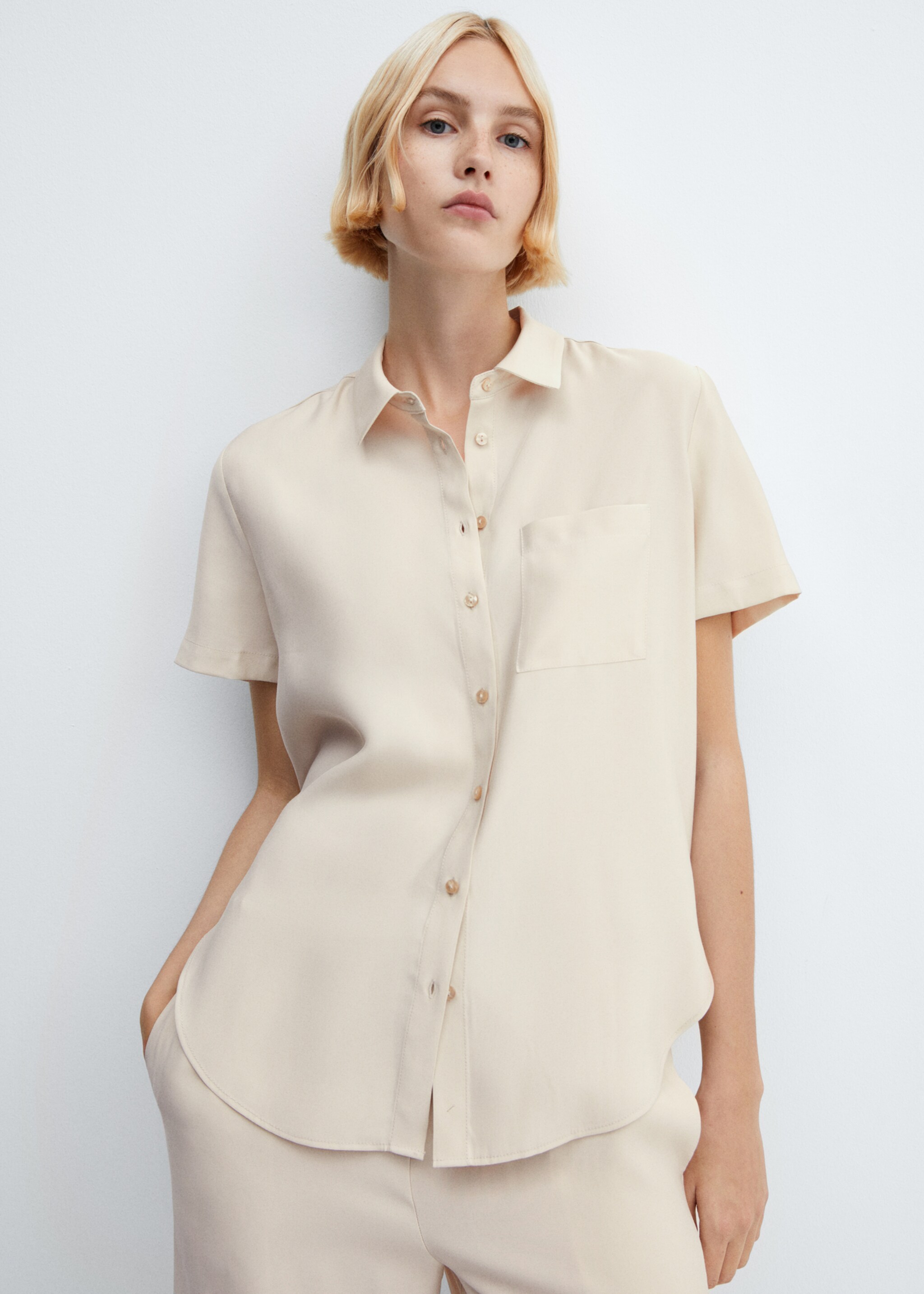Short sleeve pocket shirt - Details of the article 2, Ecru. Ref: 67090420-00.