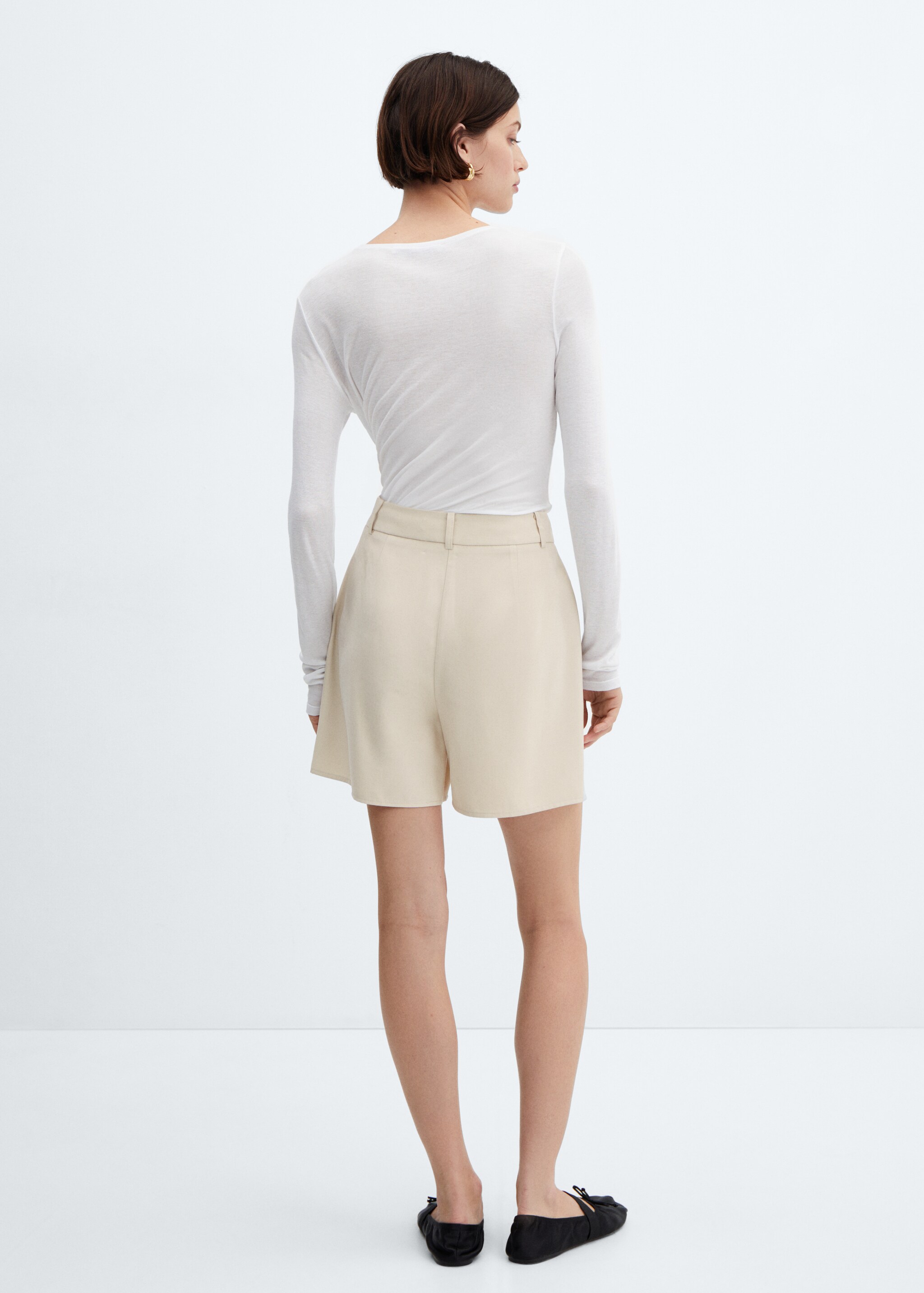 Pleated high-waist shorts - Reverse of the article