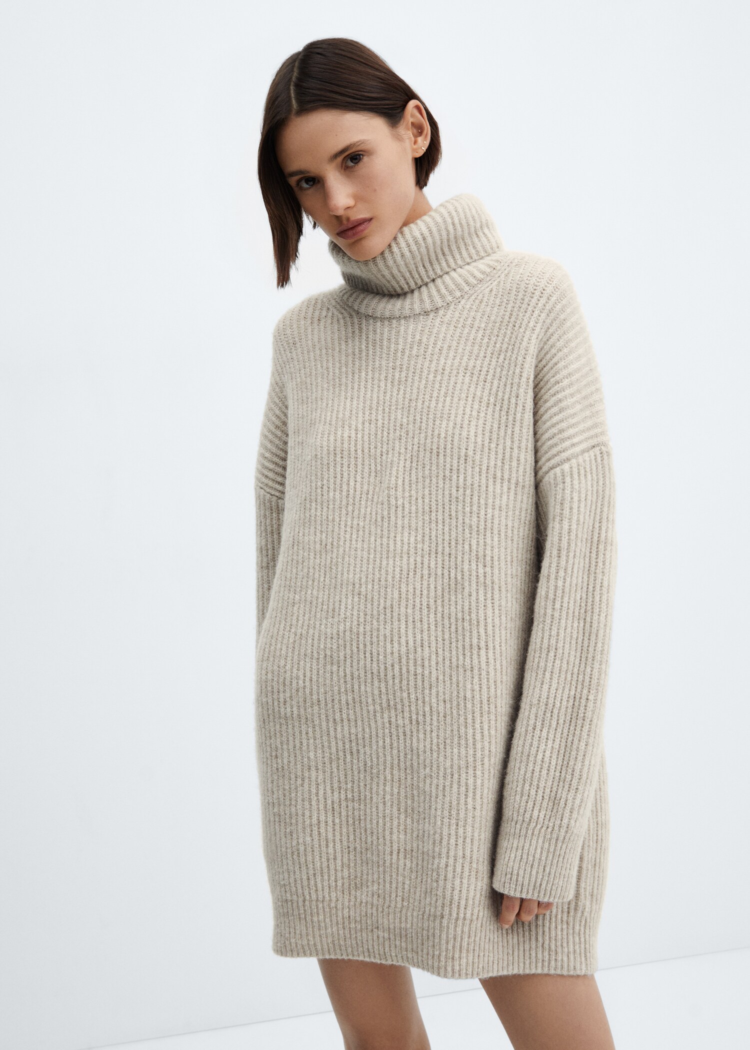Robe maille côtelée col roulé - Plan moyen