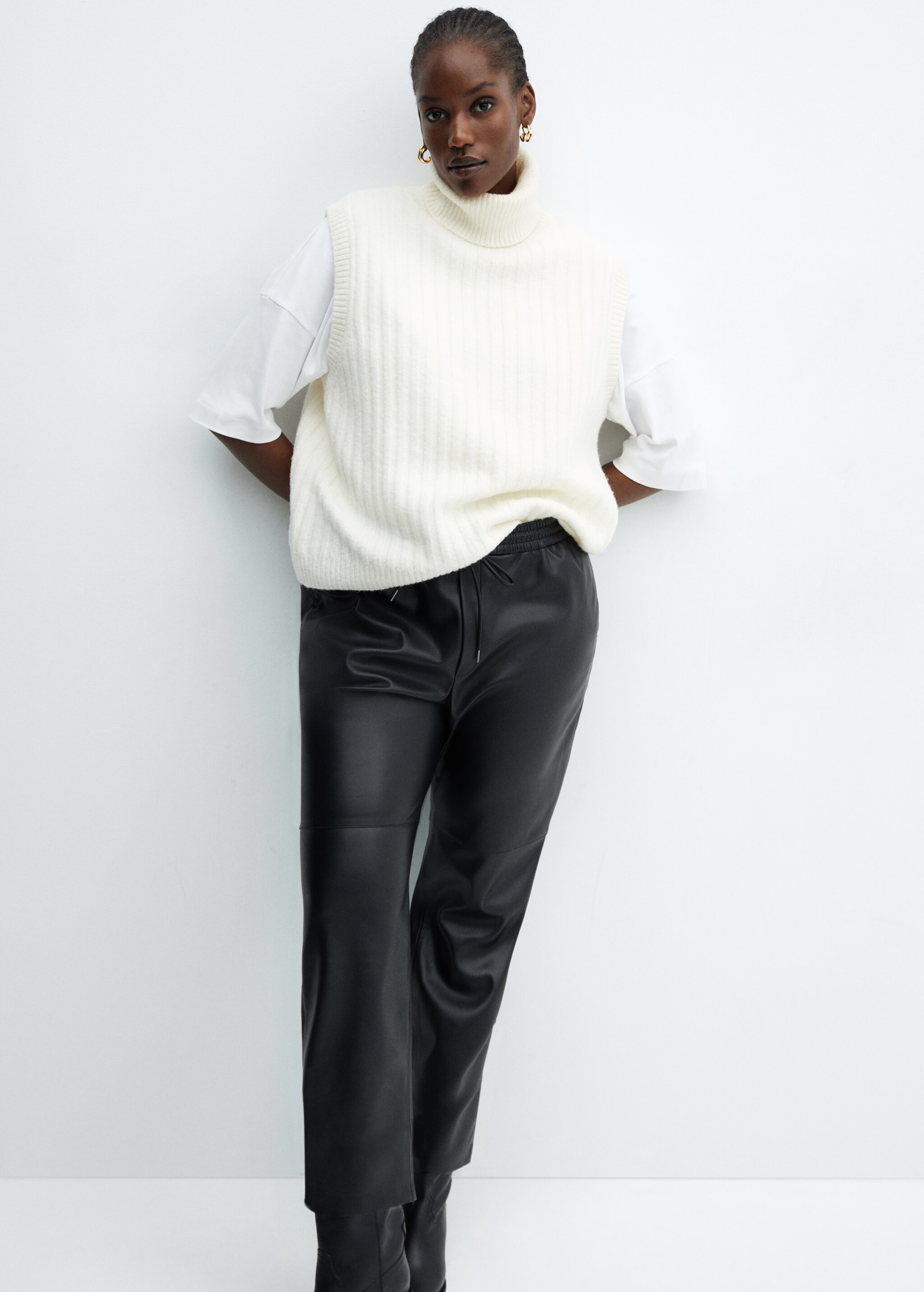 Leather-effect elastic waist trousers - Details of the article 4