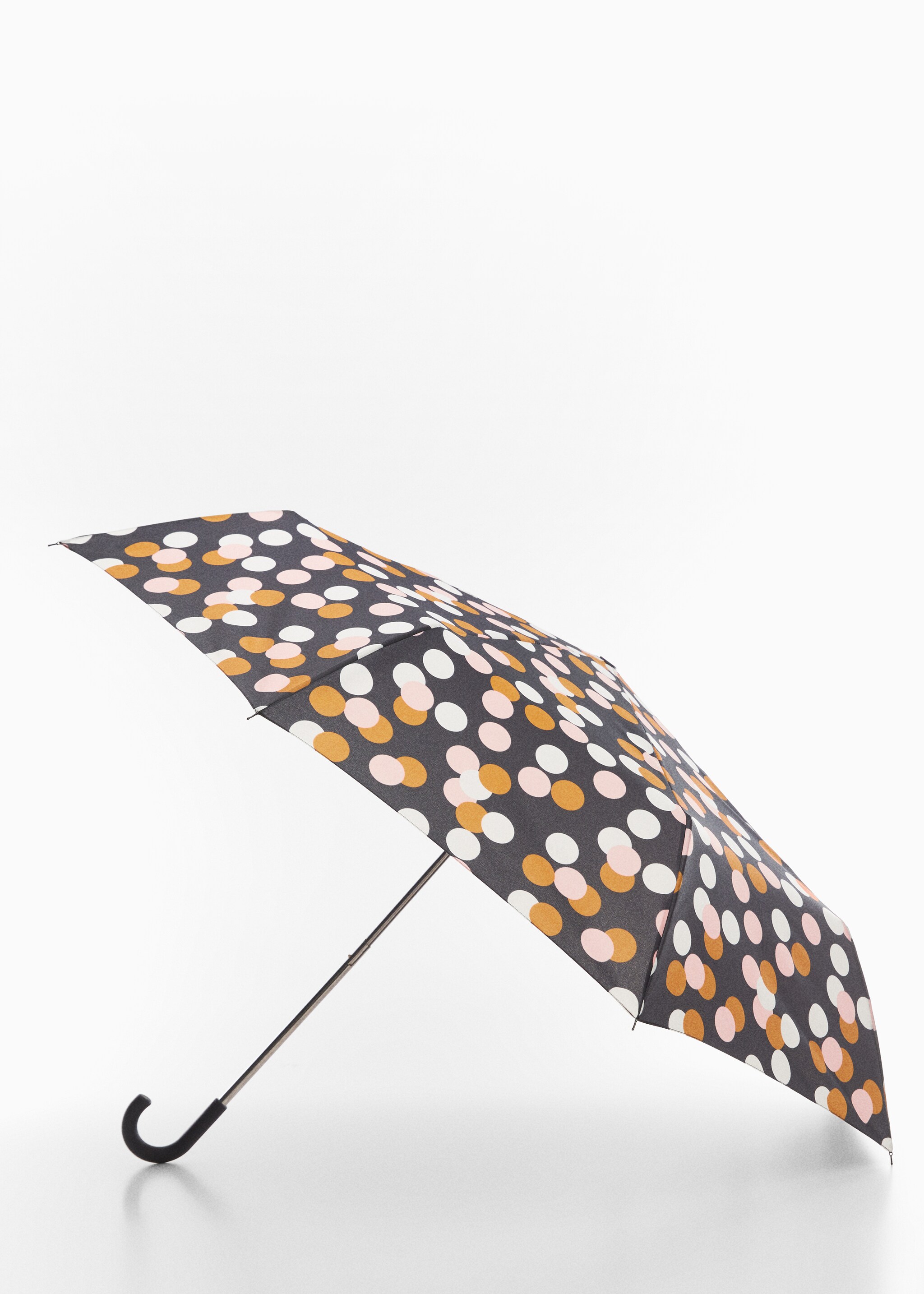 Складной зонт в горошек - Средний план