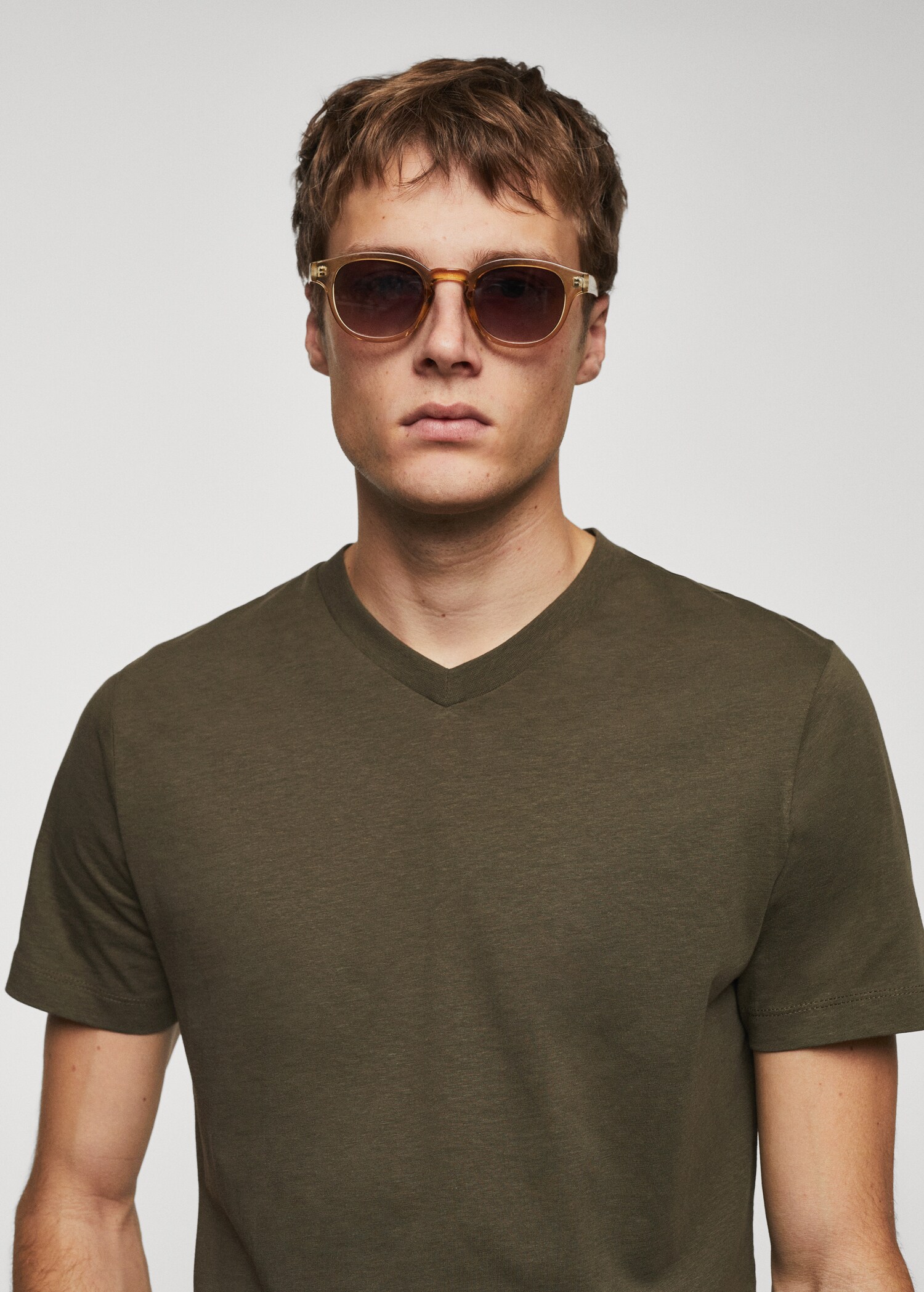 Basic cotton V-neck T-shirt - Details of the article 1