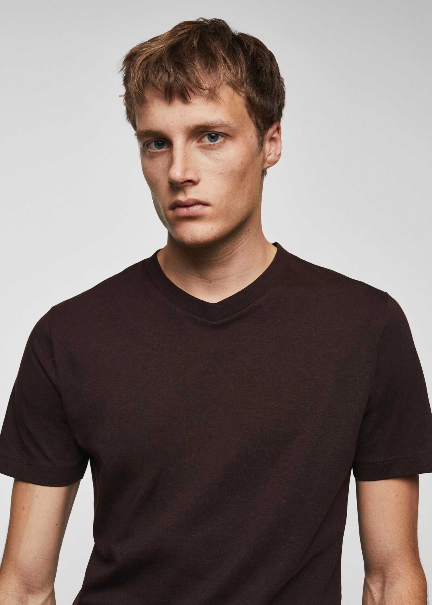 Basic cotton V-neck T-shirt - Details of the article 1