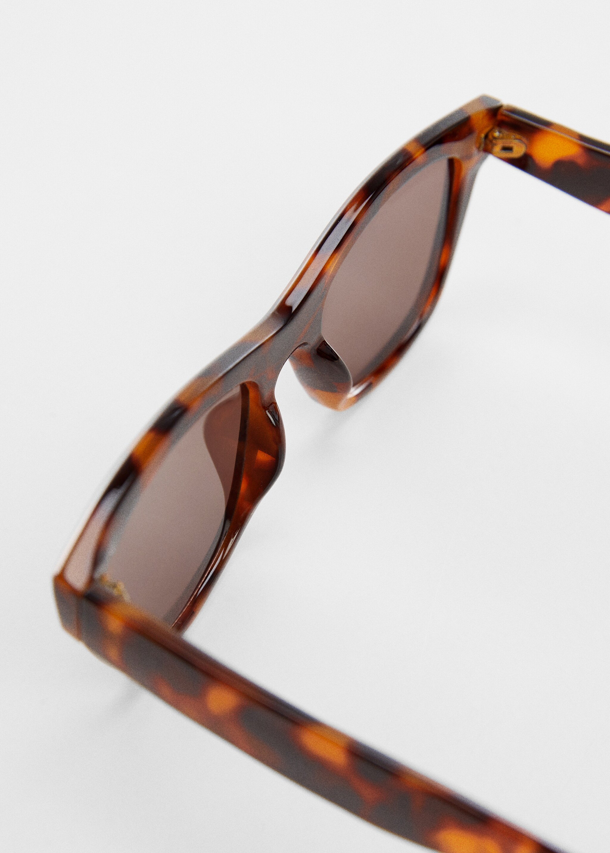 Солнцезащитные очки в пластиковой оправе - Деталь изделия 1