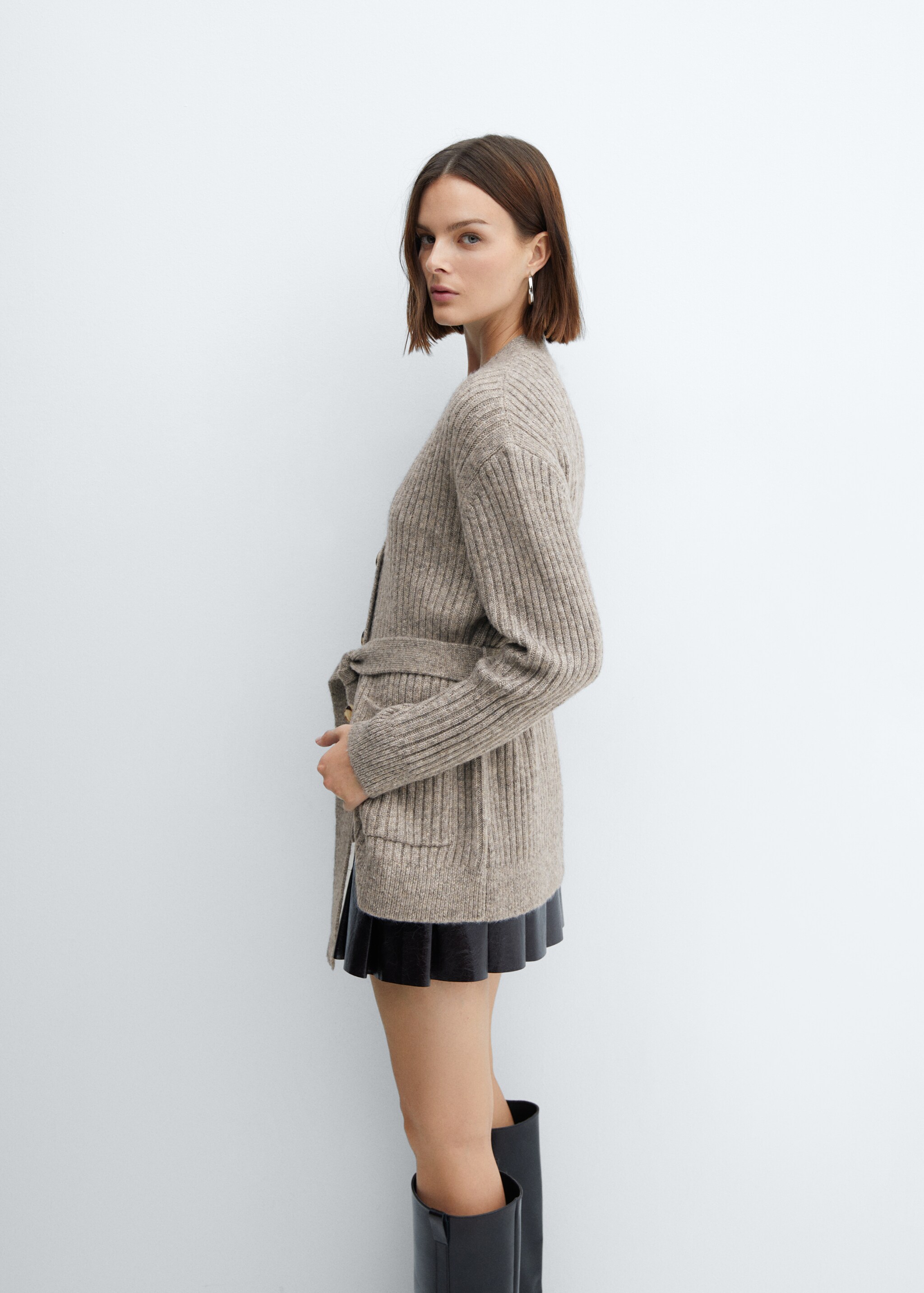 Buttoned ribbed cardigan - Details of the article 2