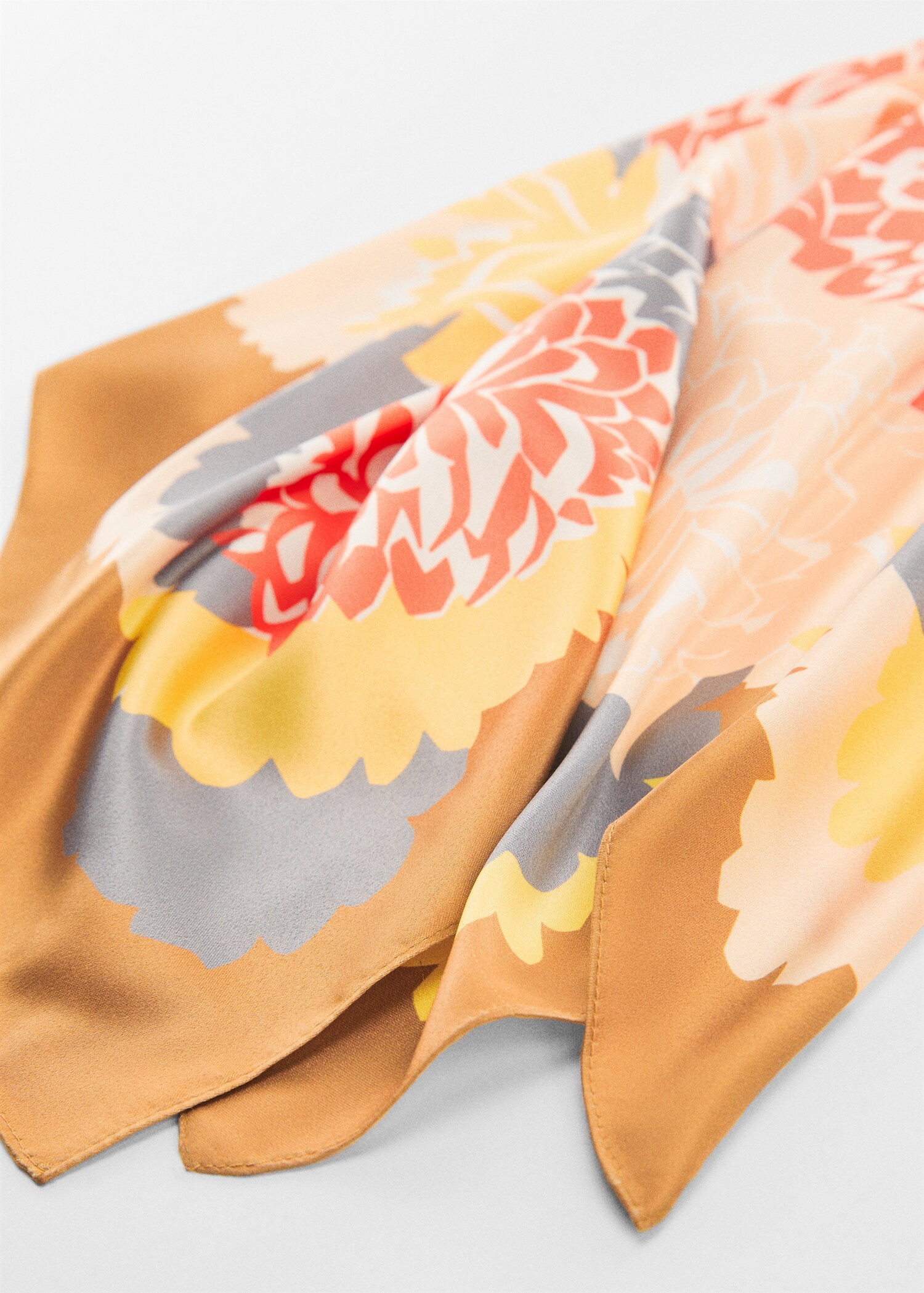 Foulard imprimé à fleurs - Plan moyen