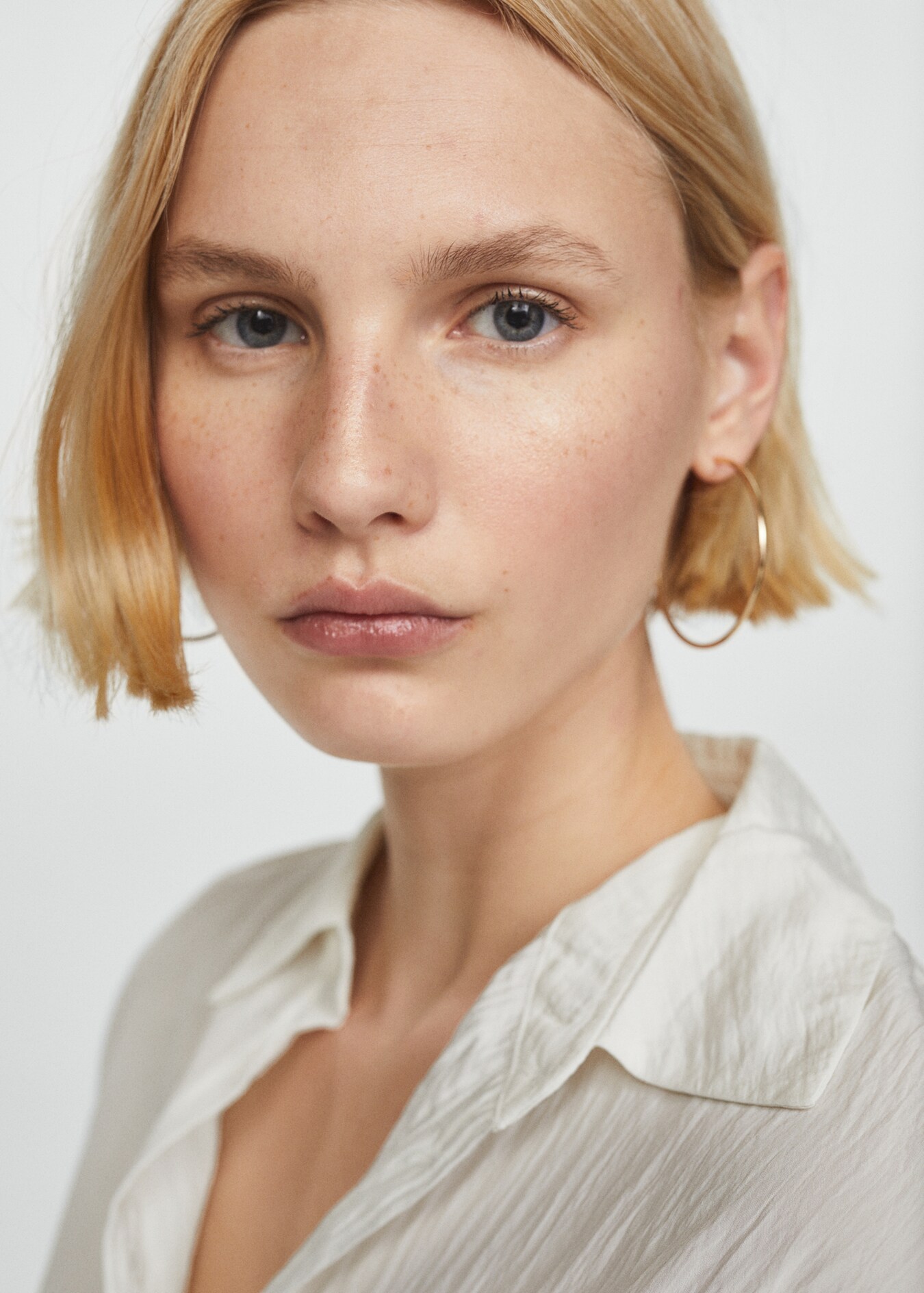 Shirt with a bow at the back