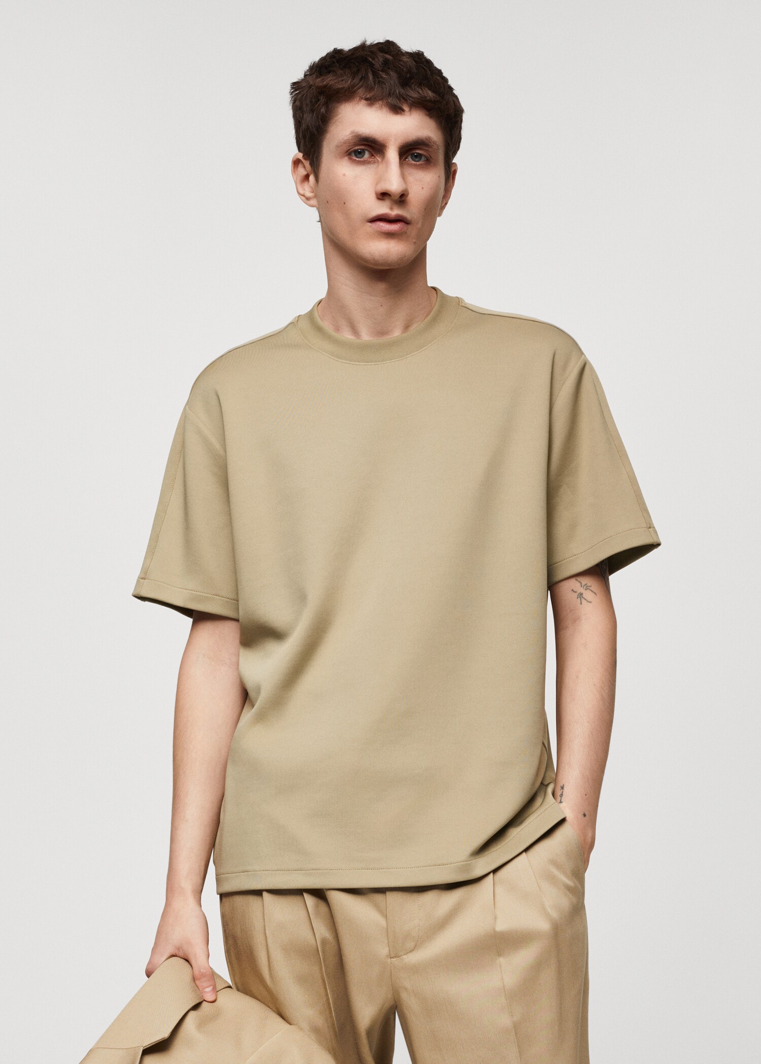 Camiseta relaxed fit tejido stretch - Plano medio