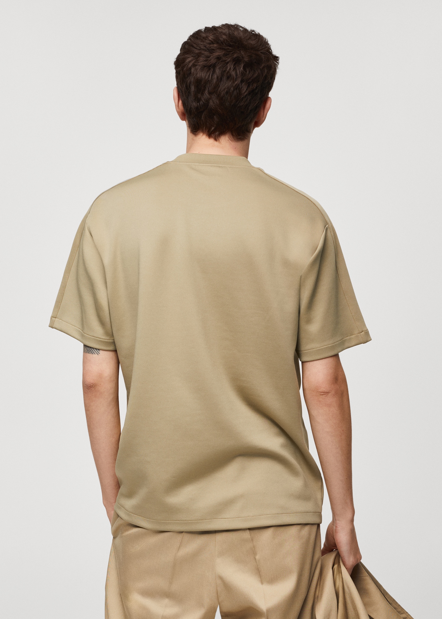 Camiseta relaxed fit tejido stretch - Reverso del artículo
