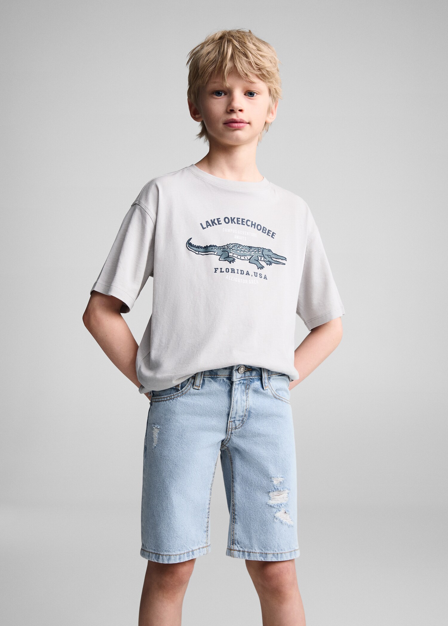 Bermudas vaqueras rotos decorativos - Plano medio