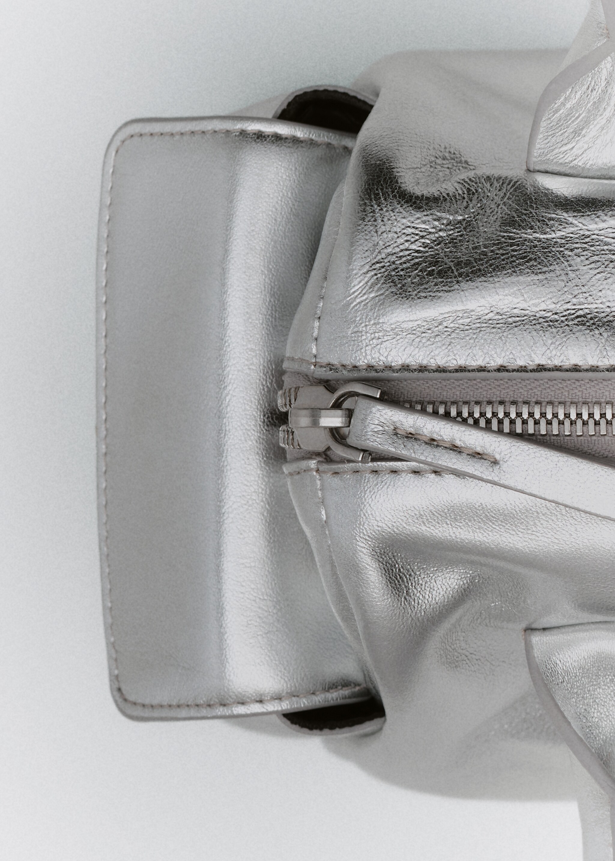 Leather shoulder bag with cargo pockets - Details of the article 7
