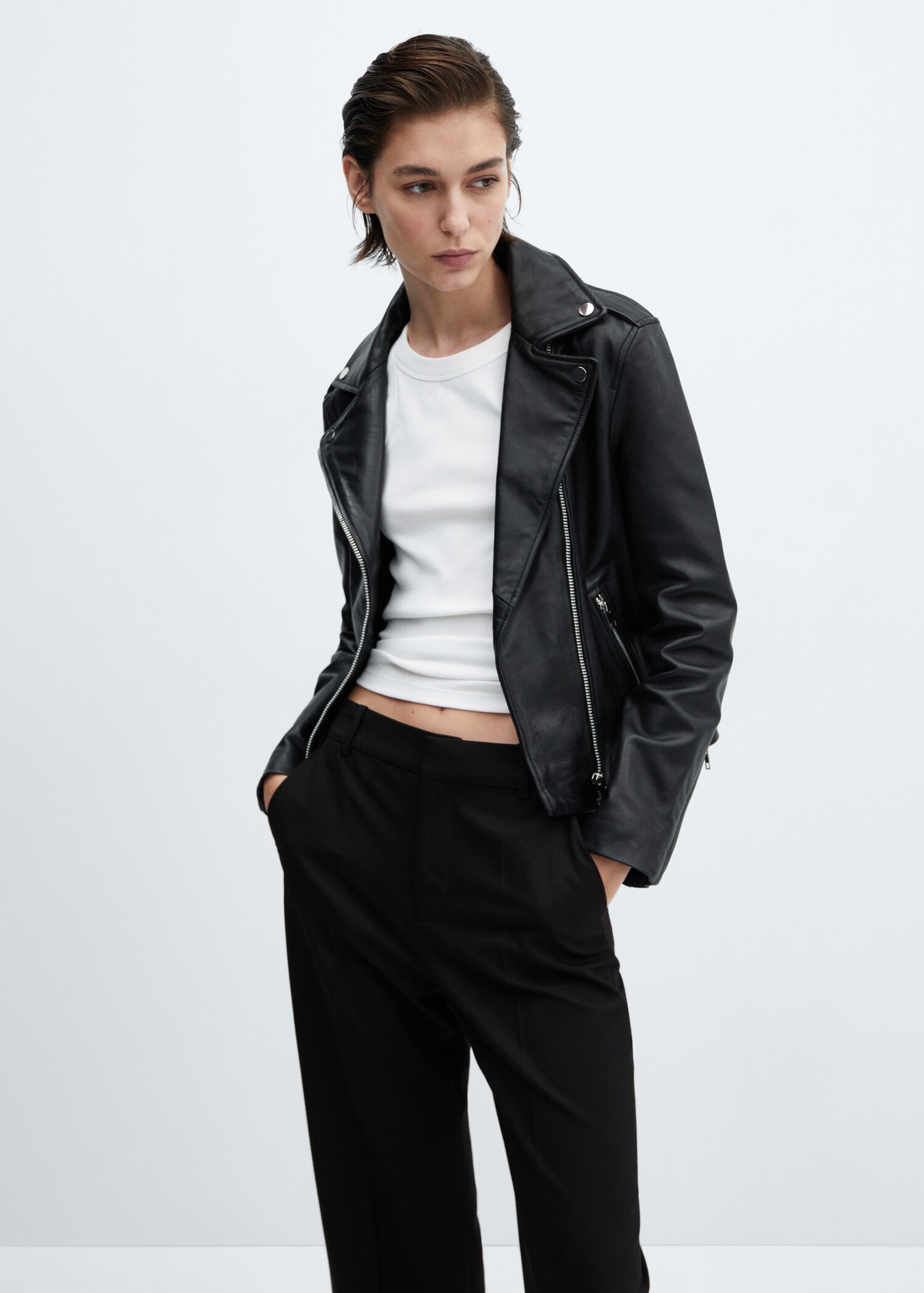 Blouson biker en cuir - Plan moyen